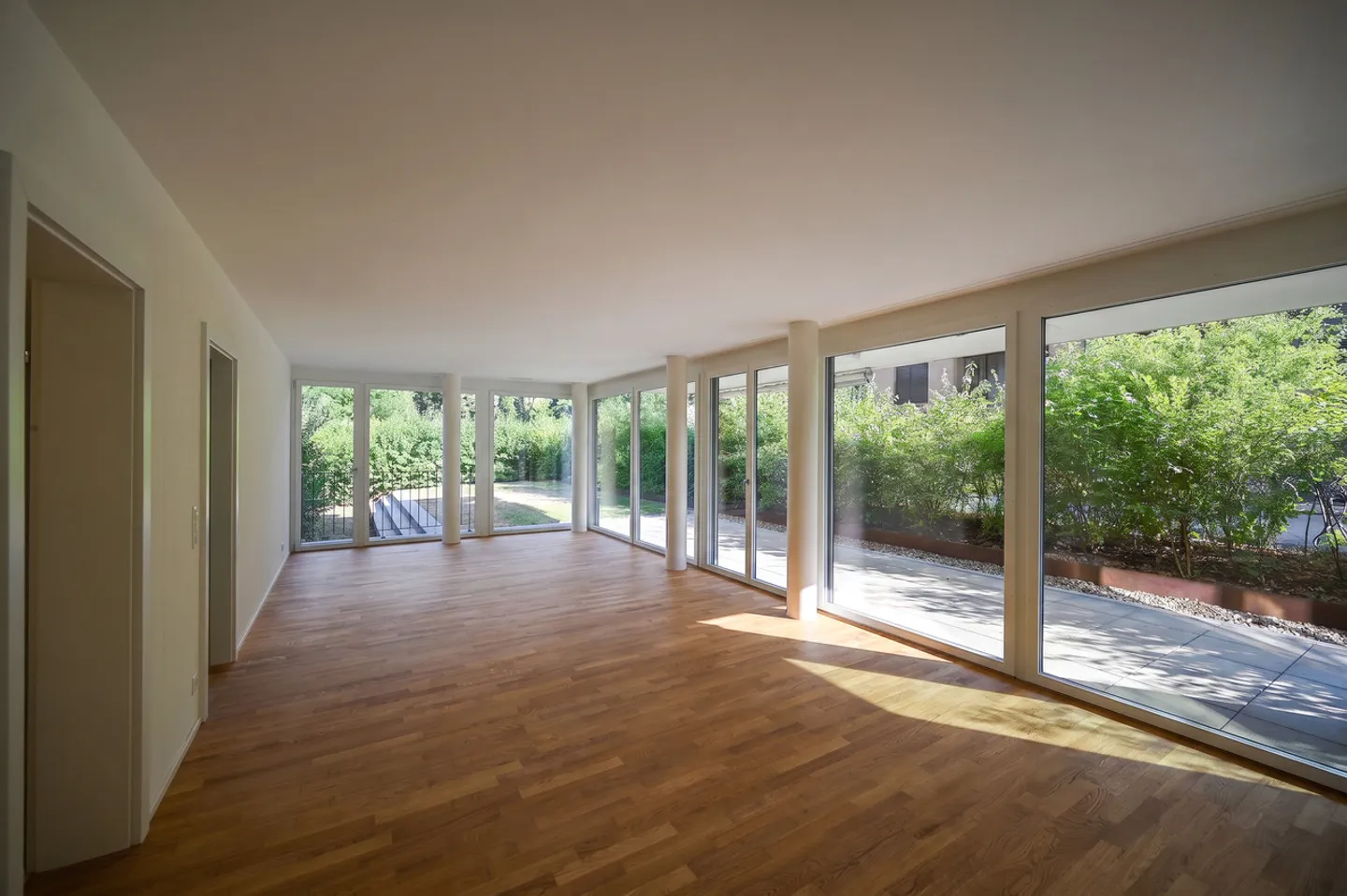 IMPRESSIVE. MODERN. GARDEN APARTMENT. - Photo 2 of 14