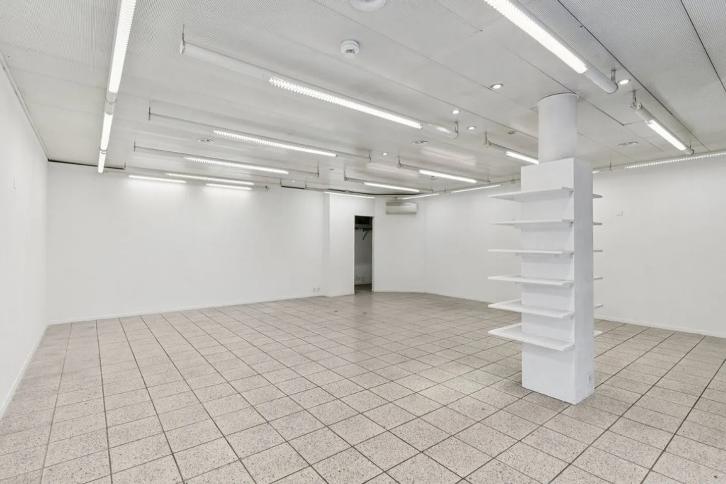 Arcade in the city center of Sierre for rent immediately or by arrangement - Photo 10 of 10