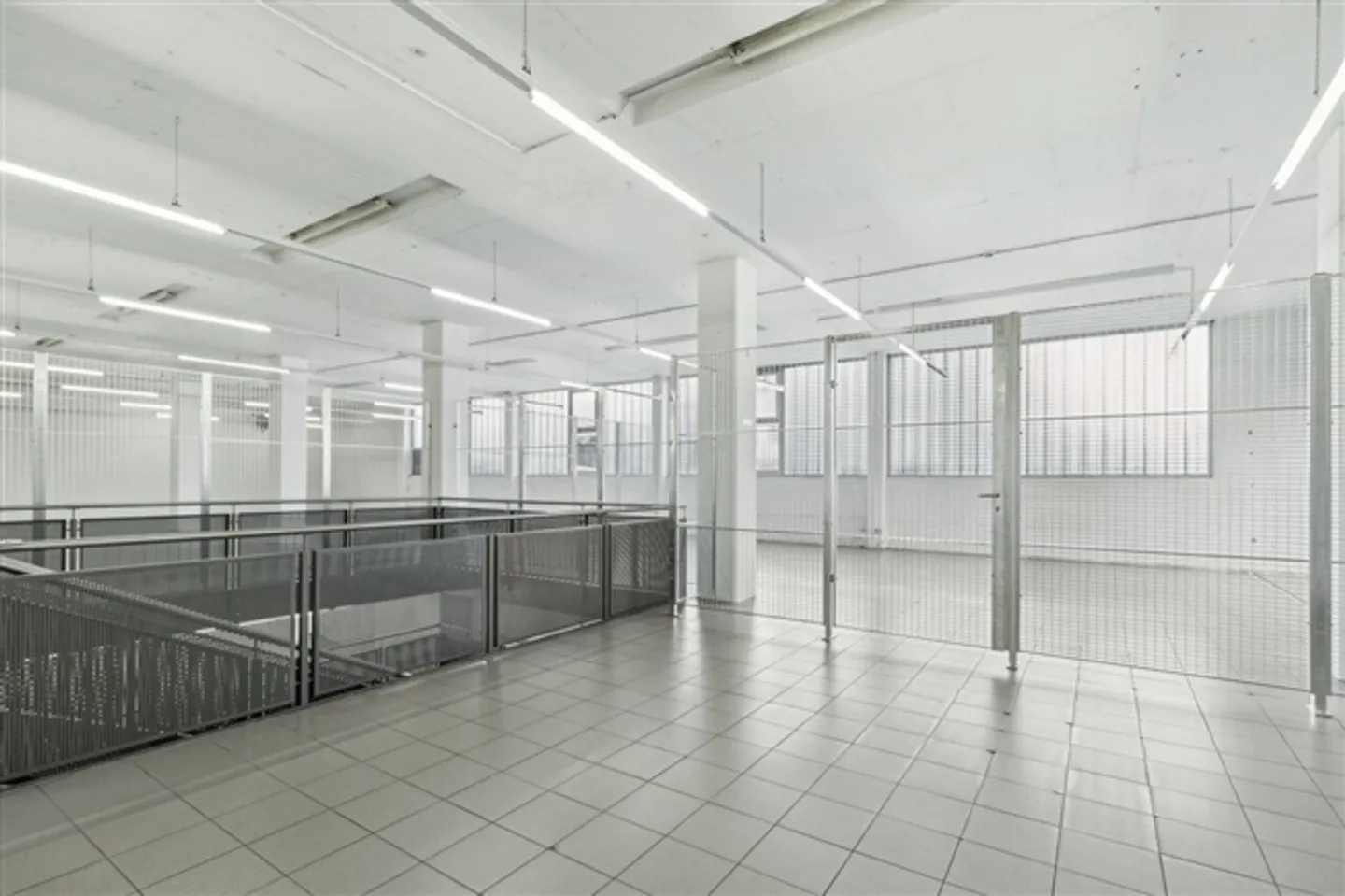 Espace de stockage de 123 m2 dans un emplacement idéal près de l'A14 - Photo 2 sur 14