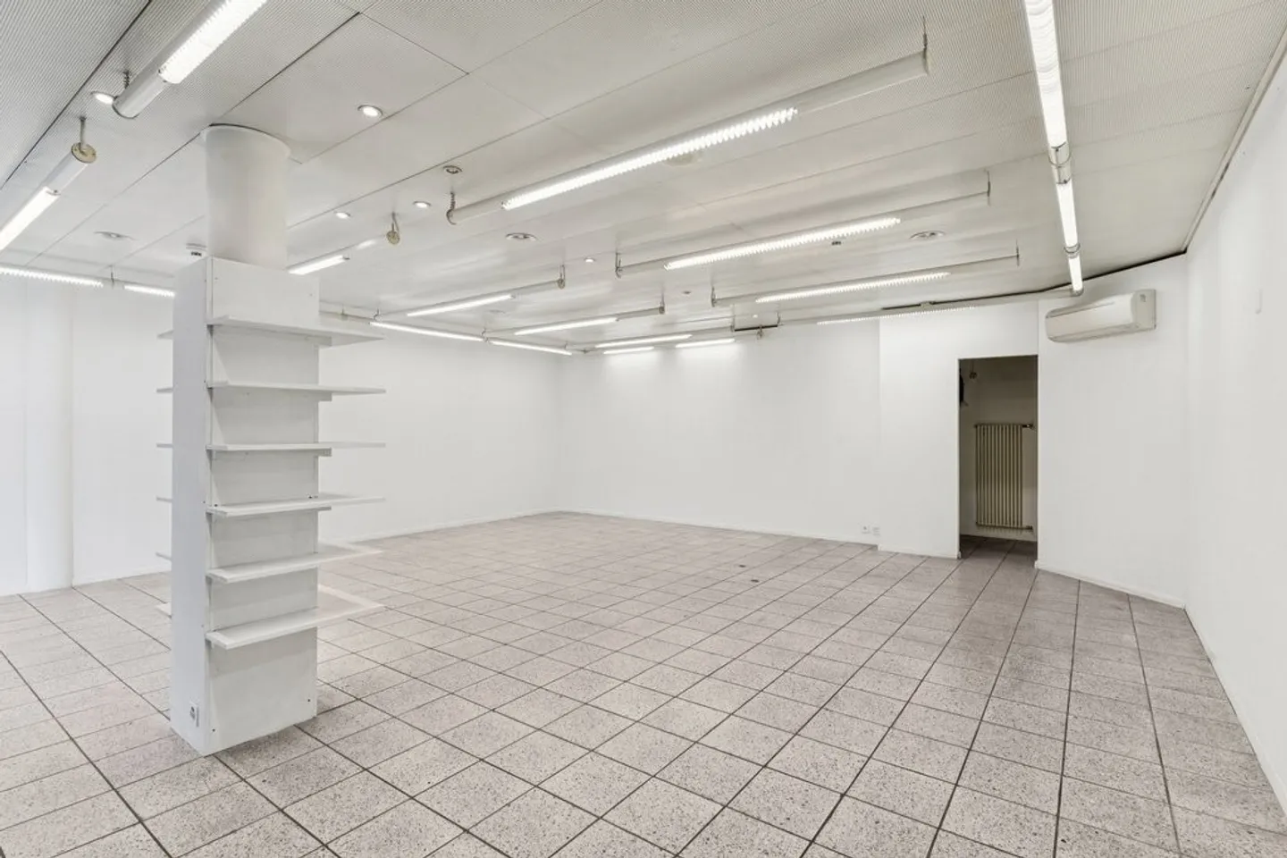 Arcade in the city center of Sierre for rent immediately or by arrangement - Photo 3 of 10