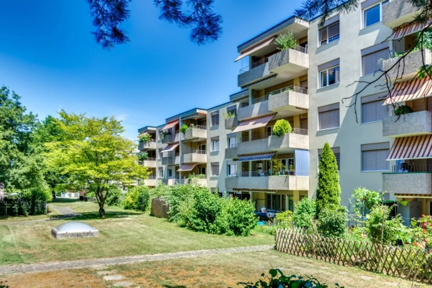 «Einstellplatz neben Migros in Therwil» - Foto 1 von 1