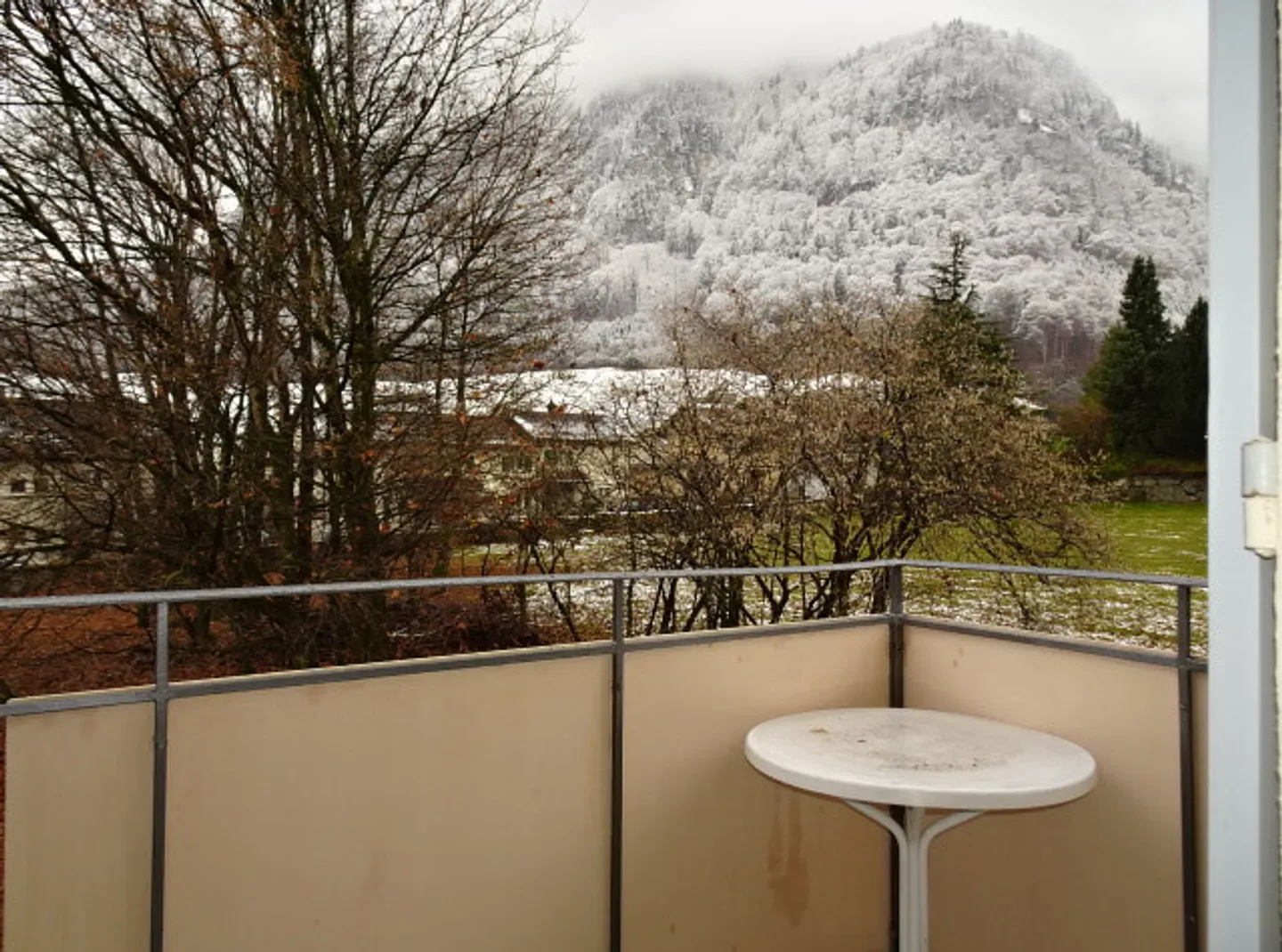 Bright 3-room apartment with balcony in Glarus - Photo 8 of 9