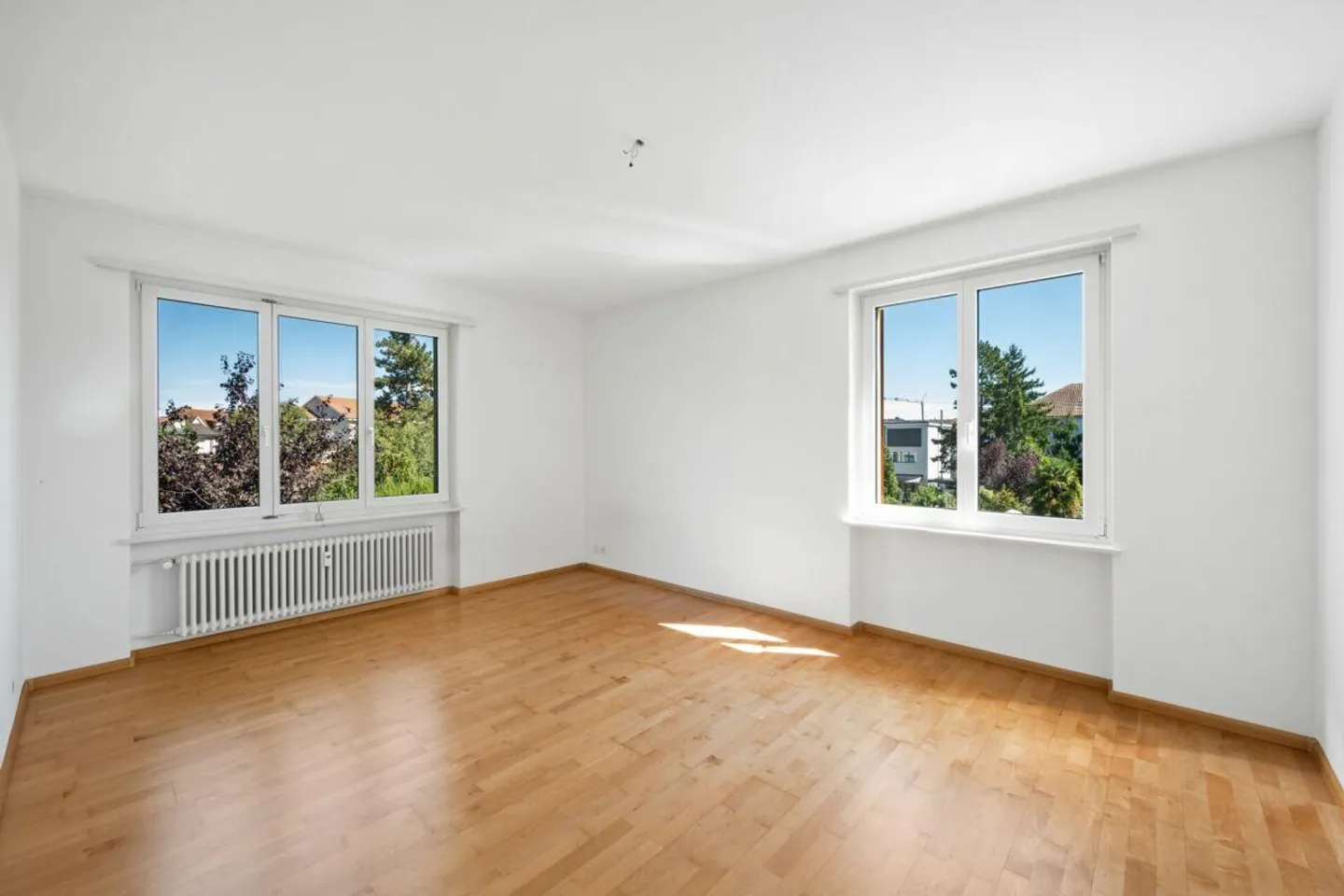 Bellissimo appartamento di 3 stanze con balcone in una tranquilla strada laterale ad Allschwil - Foto 1 di 12