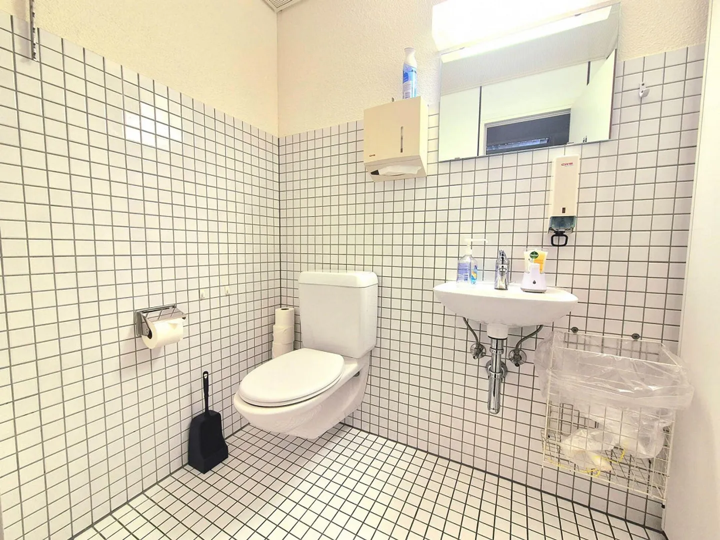 Central and spacious - Photo 4 of 7