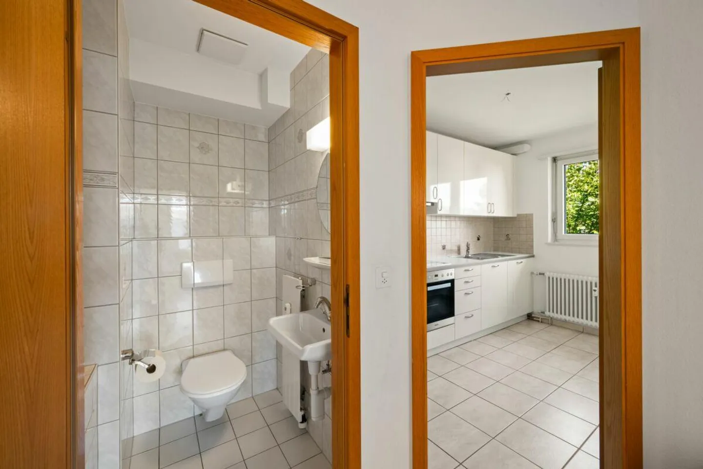 Bellissimo appartamento di 3 stanze con balcone in una tranquilla strada laterale ad Allschwil - Foto 3 di 12