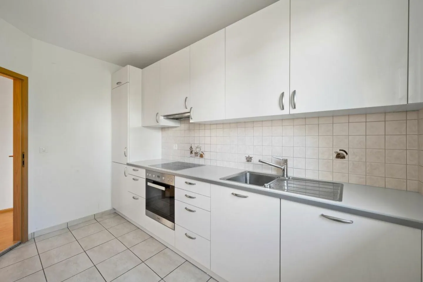 Bellissimo appartamento di 3 stanze con balcone in una tranquilla strada laterale ad Allschwil - Foto 4 di 12