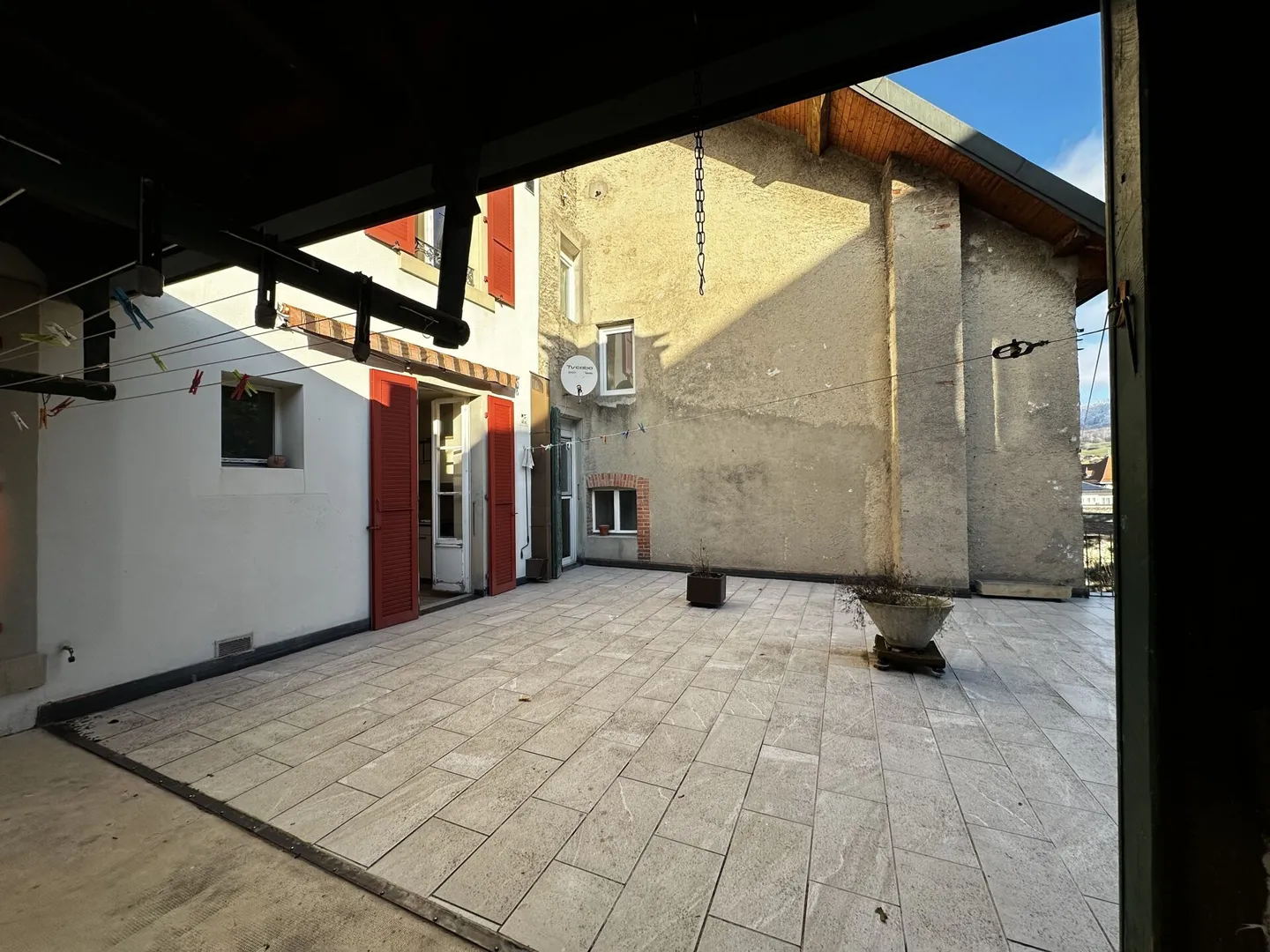 THROUGH BUILDING, 4 APARTMENTS, 1 BUSINESS AND 1 RESTAURANT - Photo 3 of 23