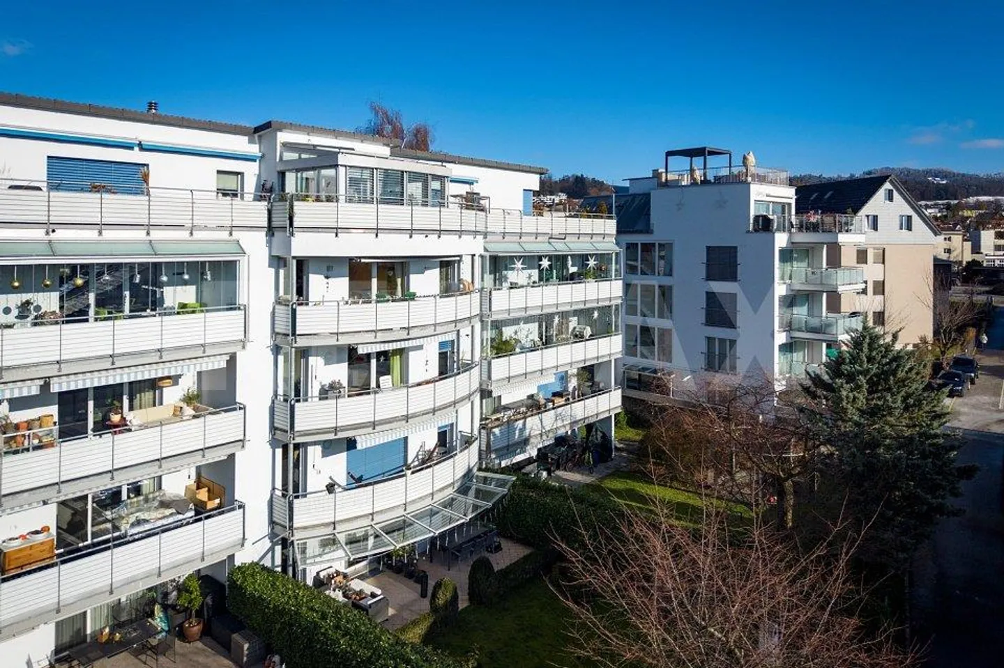 Charmante 2.5-Zimmer-Wohnung mit Sonnenbalkon und schöner Fernsicht - Foto 2 von 13