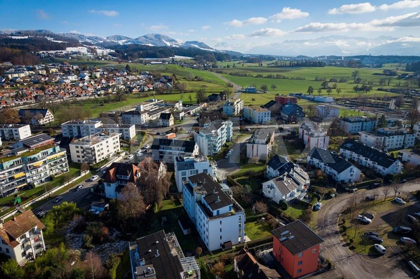 Charmante 2.5-Zimmer-Wohnung mit Sonnenbalkon und schöner Fernsicht - Foto 3 von 13