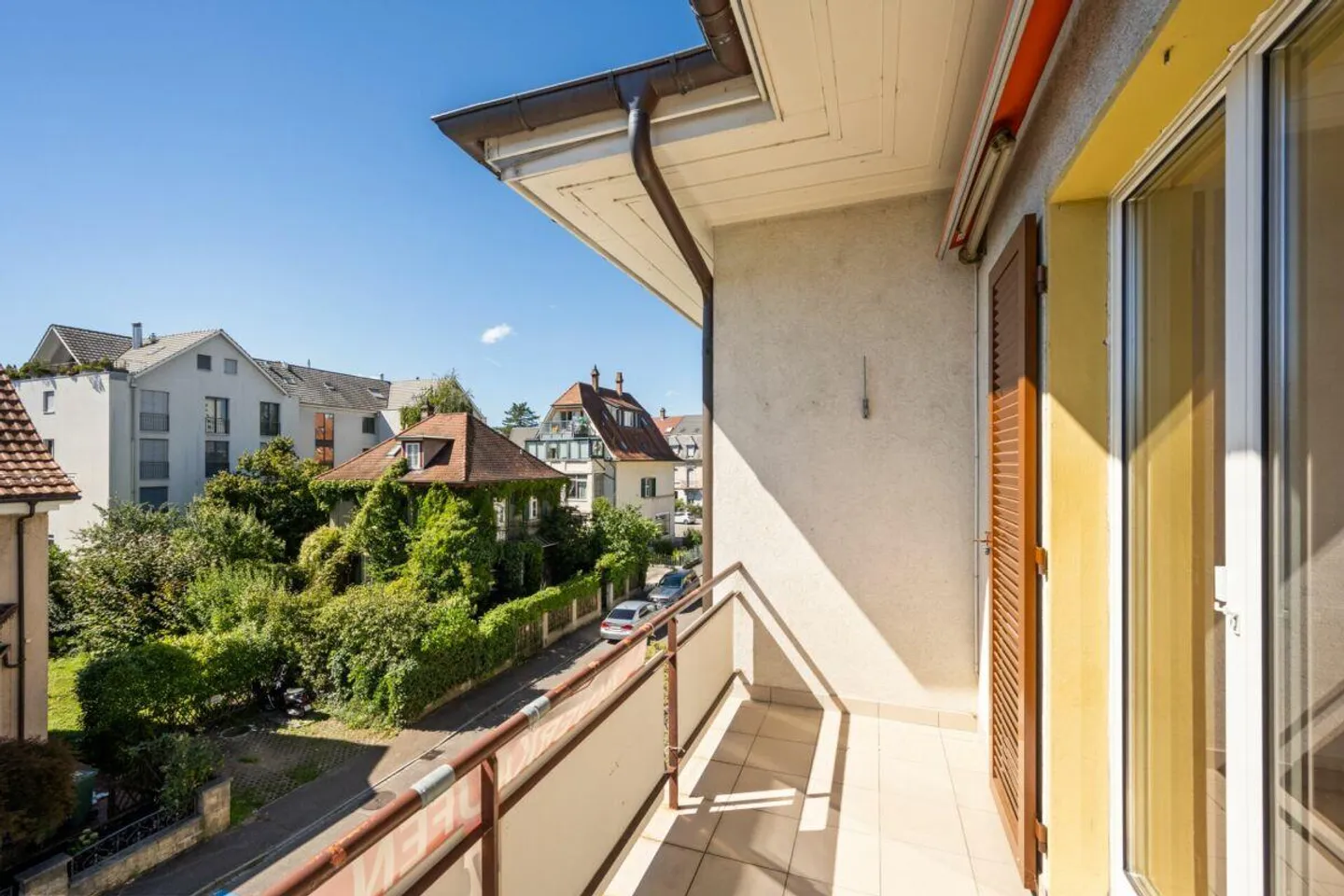 Bellissimo appartamento di 3 stanze con balcone in una tranquilla strada laterale ad Allschwil - Foto 7 di 12