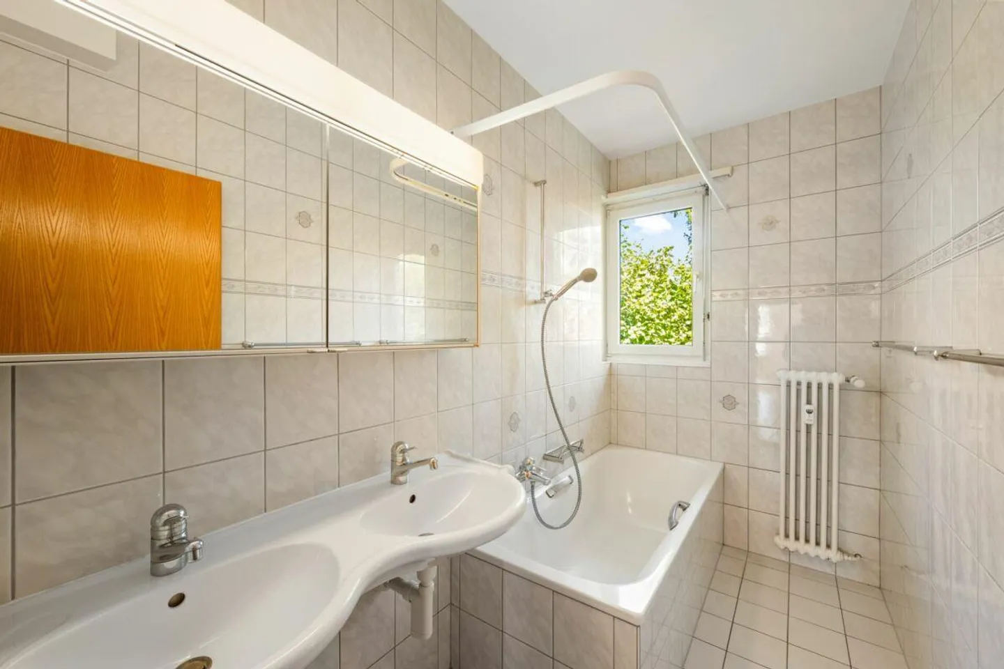 Bellissimo appartamento di 3 stanze con balcone in una tranquilla strada laterale ad Allschwil - Foto 8 di 12