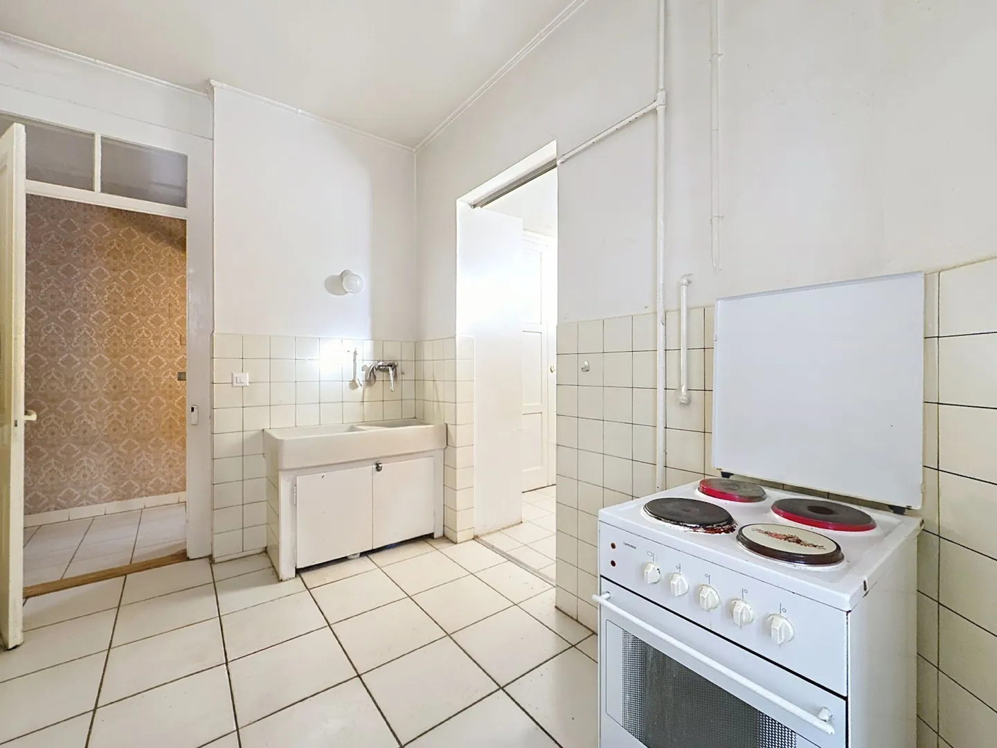 THROUGH BUILDING, 4 APARTMENTS, 1 BUSINESS AND 1 RESTAURANT - Photo 12 of 23