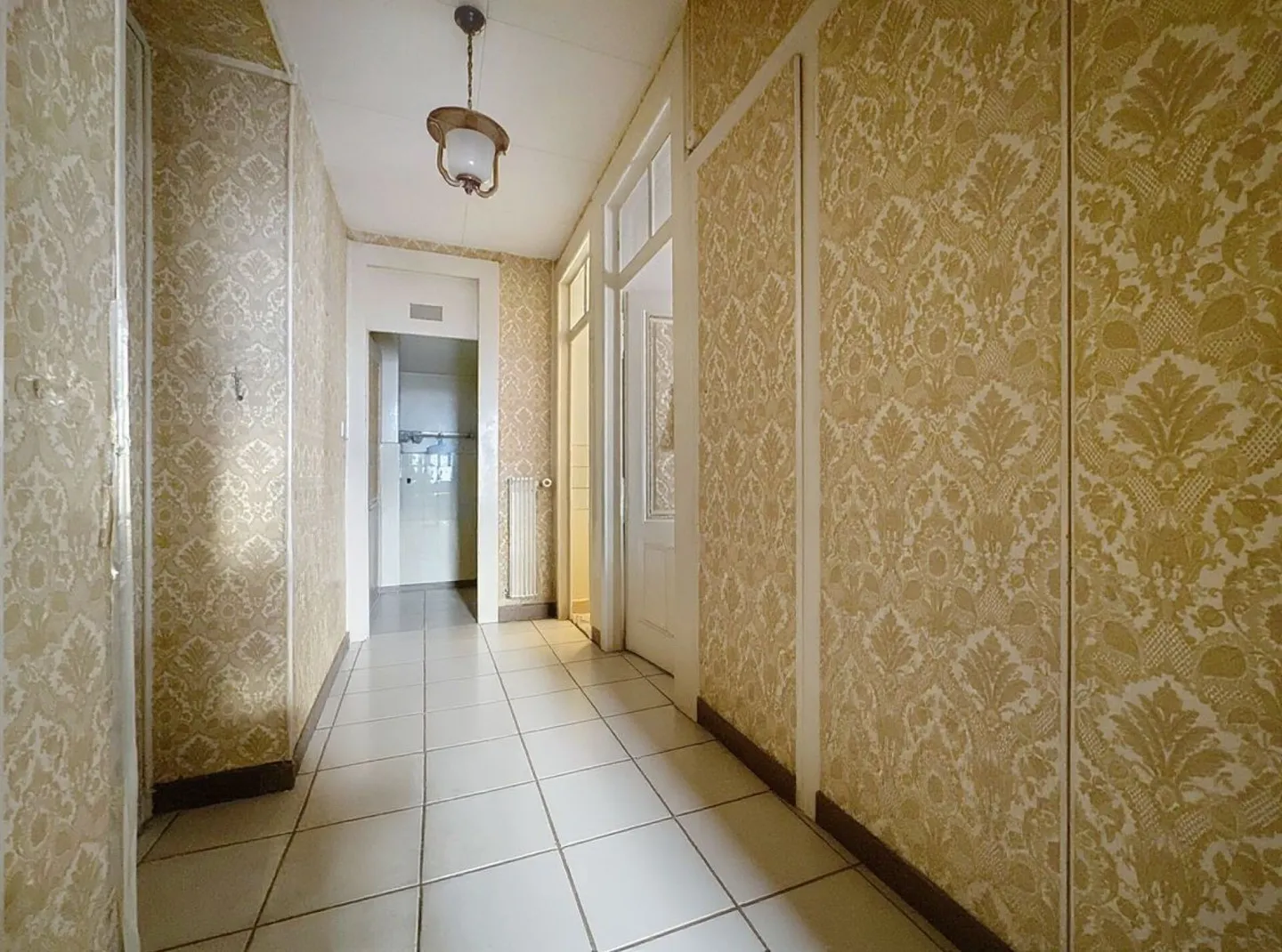 THROUGH BUILDING, 4 APARTMENTS, 1 BUSINESS AND 1 RESTAURANT - Photo 14 of 23