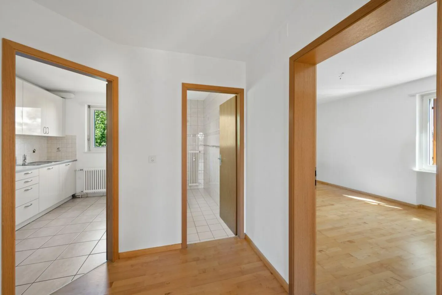 Bellissimo appartamento di 3 stanze con balcone in una tranquilla strada laterale ad Allschwil - Foto 9 di 12