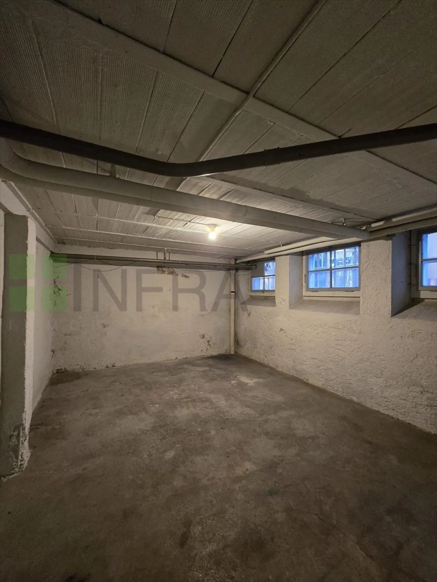 Storage space of about 20 m2 - Photo 1 of 5