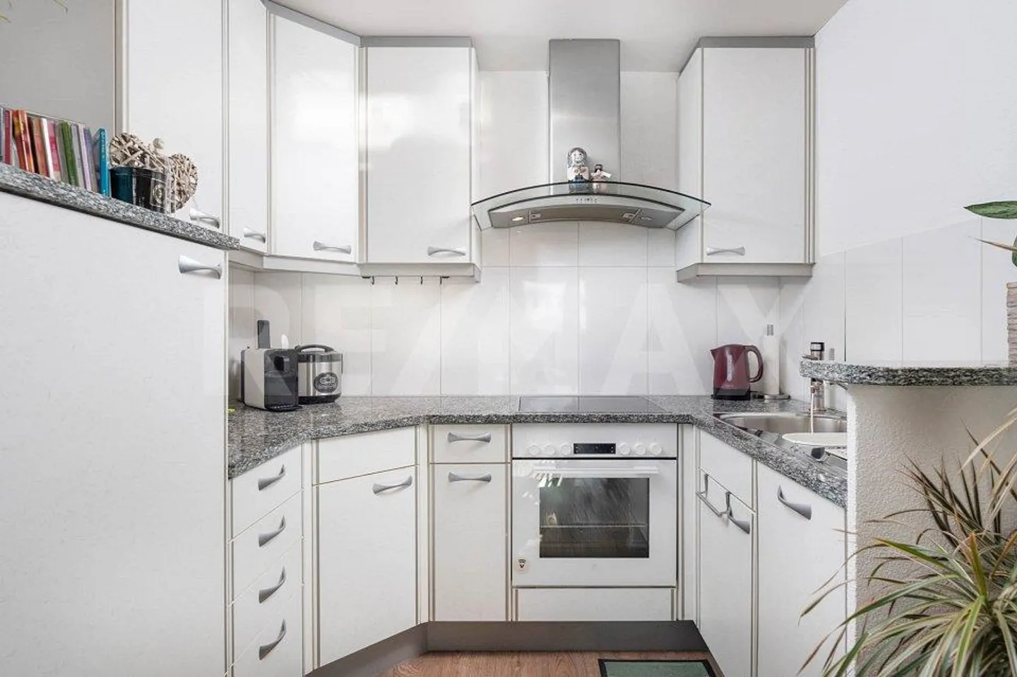 Charmante 2.5-Zimmer-Wohnung mit Sonnenbalkon und schöner Fernsicht - Foto 7 von 13