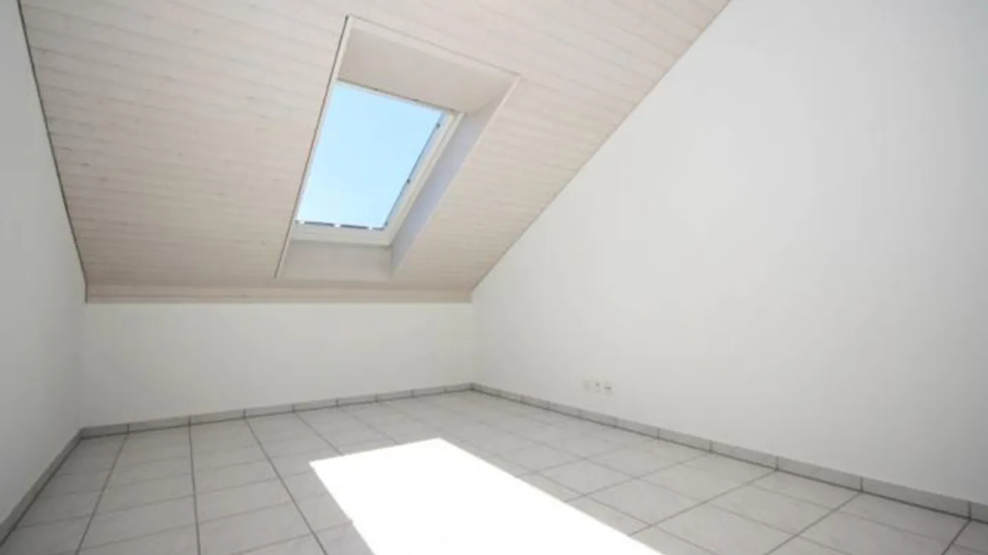 Appartement 4½ pièces avec balcon dans un quartier calme, beaucoup d'espace - Photo 4 sur 11