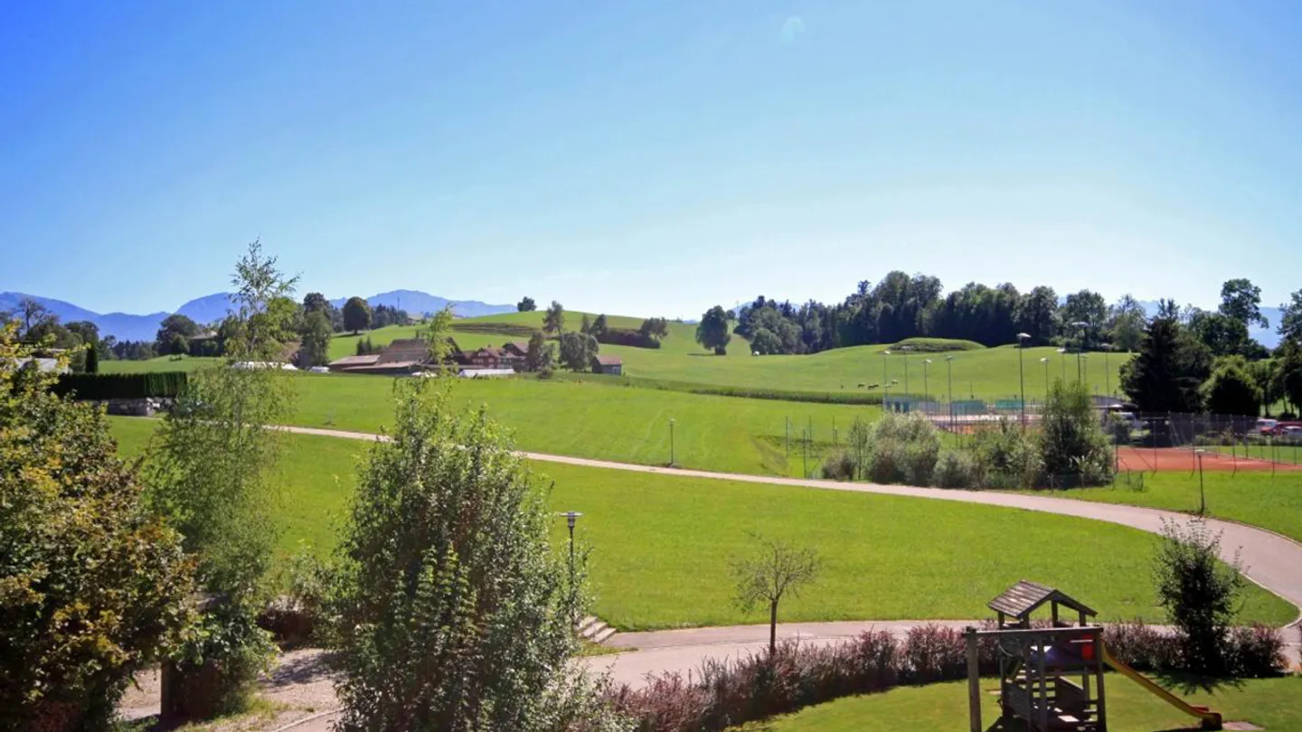 Appartement 4½ pièces avec balcon dans un quartier calme, beaucoup d'espace - Photo 5 sur 11