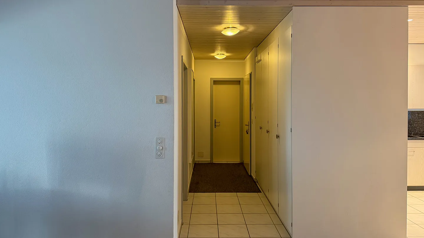 Appartement 4½ pièces avec balcon dans un quartier calme, beaucoup d'espace - Photo 10 sur 11