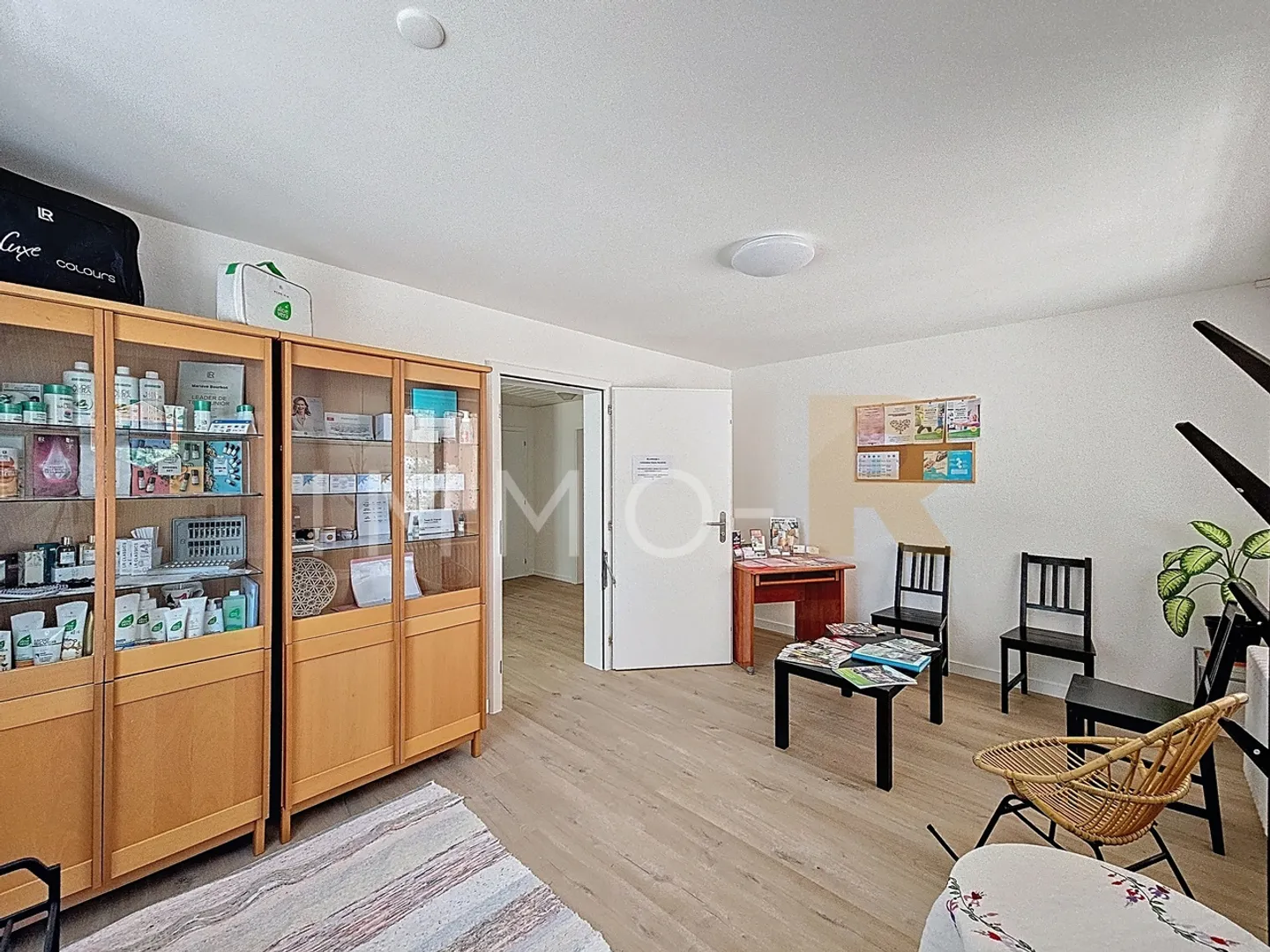 Mixed-use building in the center of Semsales - Photo 3 of 15