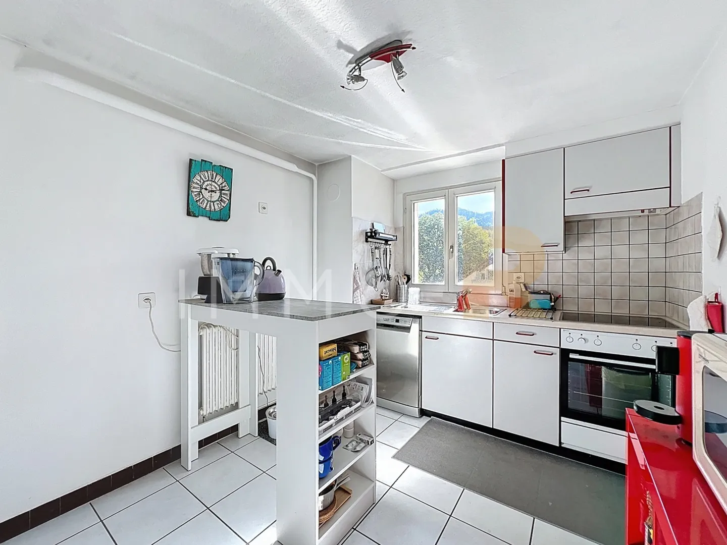 Mixed-use building in the center of Semsales - Photo 12 of 15