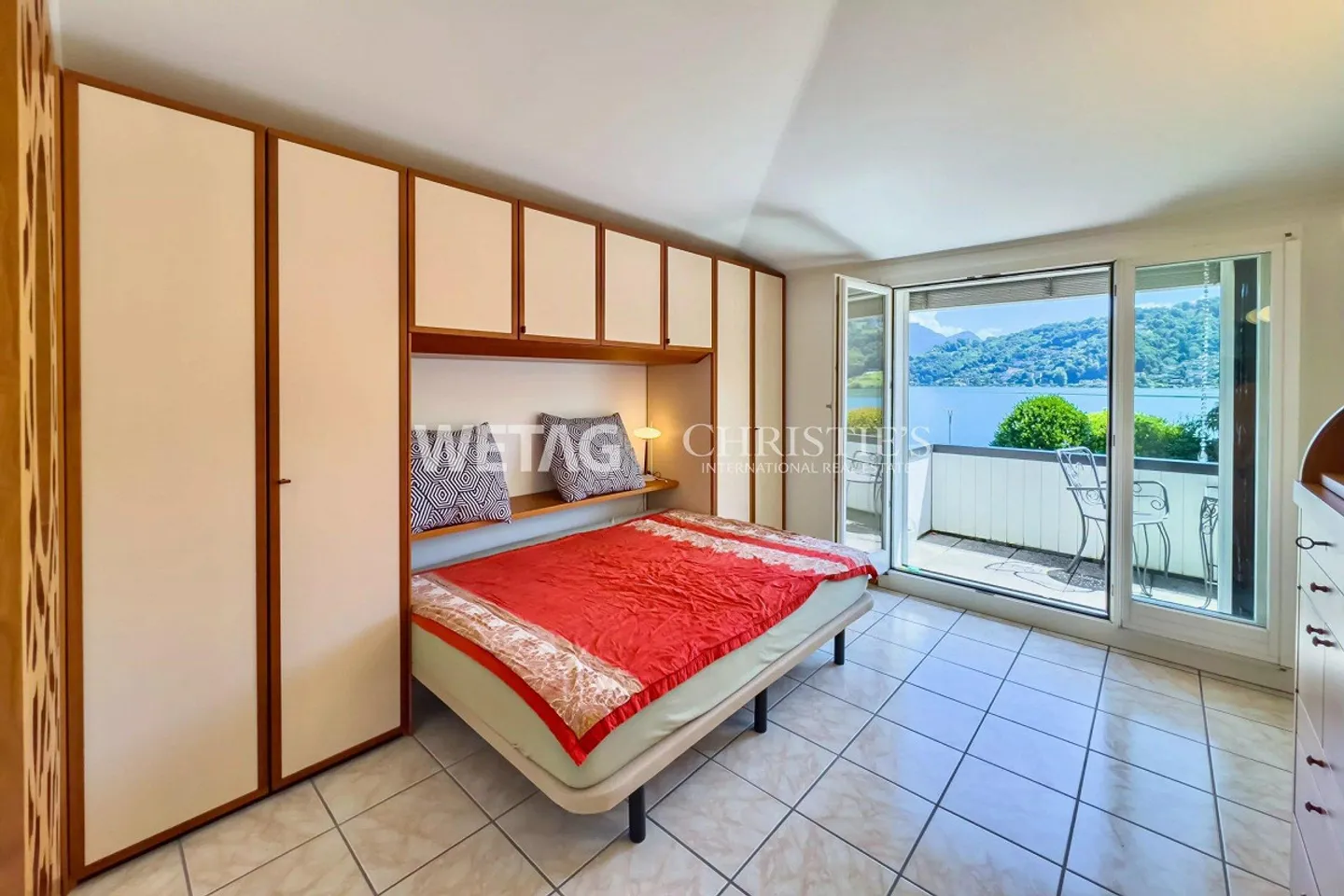 Elegant villa with pool in Lugano-Magliaso for sale, located directly on Lake Lugano - Photo 9 of 13