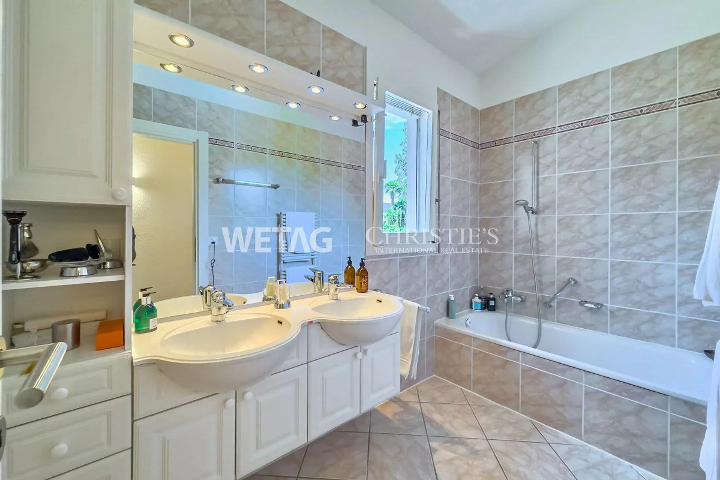 Elegant villa with pool in Lugano-Magliaso for sale, located directly on Lake Lugano - Photo 10 of 13