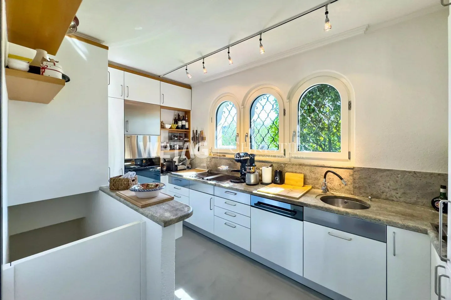 Elegant villa with pool in Lugano-Magliaso for sale, located directly on Lake Lugano - Photo 7 of 13