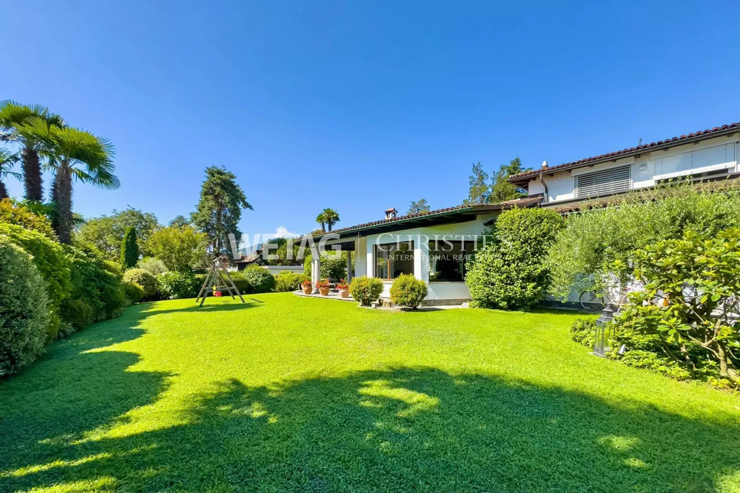 Elegant villa with pool in Lugano-Magliaso for sale, located directly on Lake Lugano - Photo 13 of 13