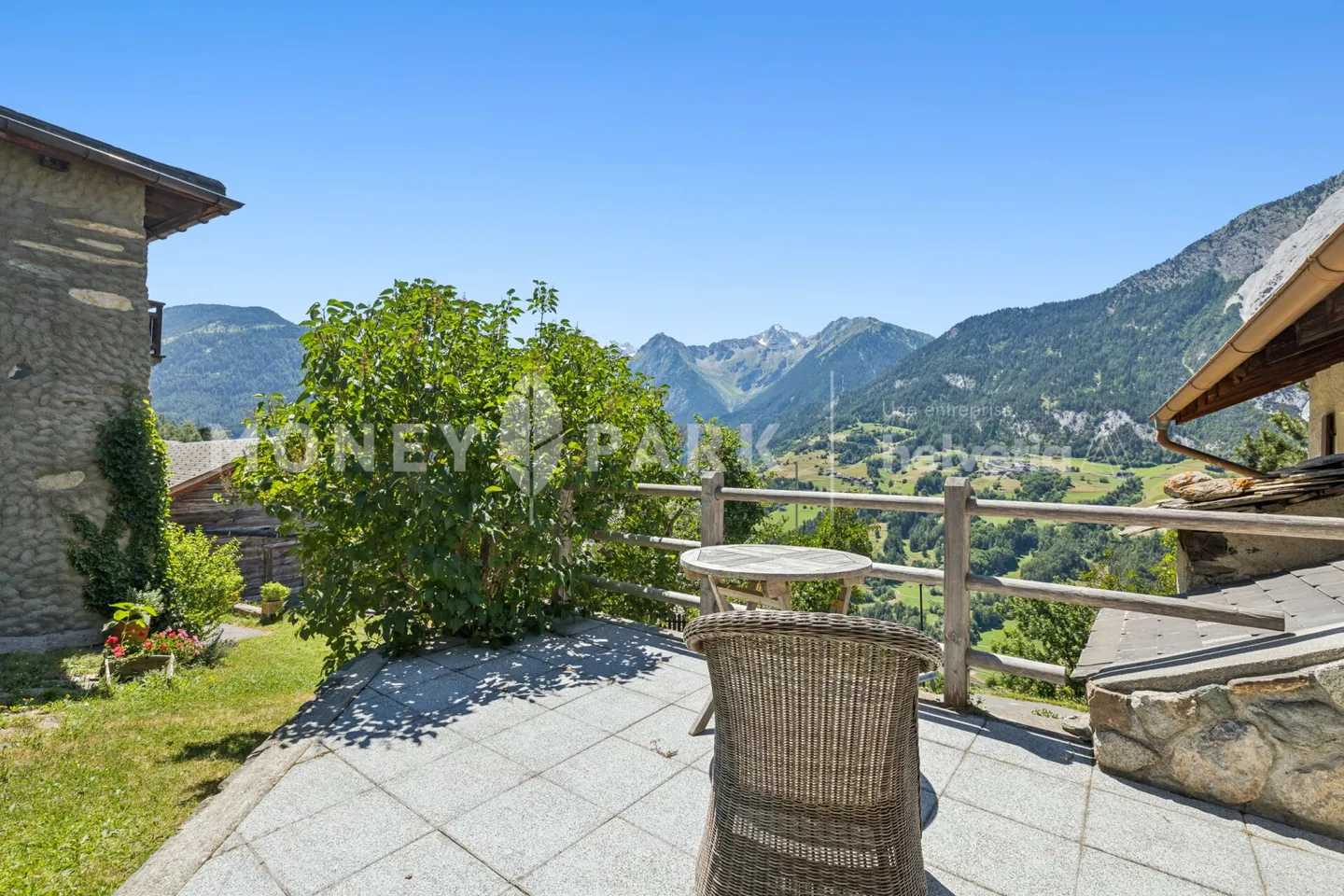 Belle propriété de 3 appartements - Photo 2 sur 15