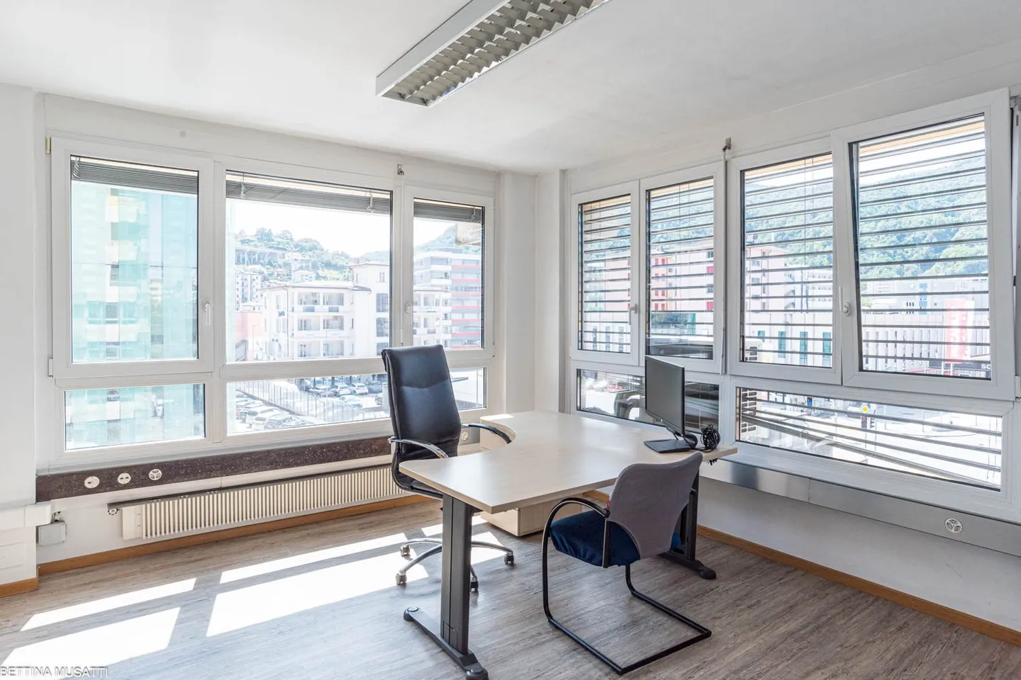 CHIASSO – GROßZÜGIGER EINGERICHTETER OFFENE RAUM IN STRATEGISCHER LAGE - Foto 4 von 7