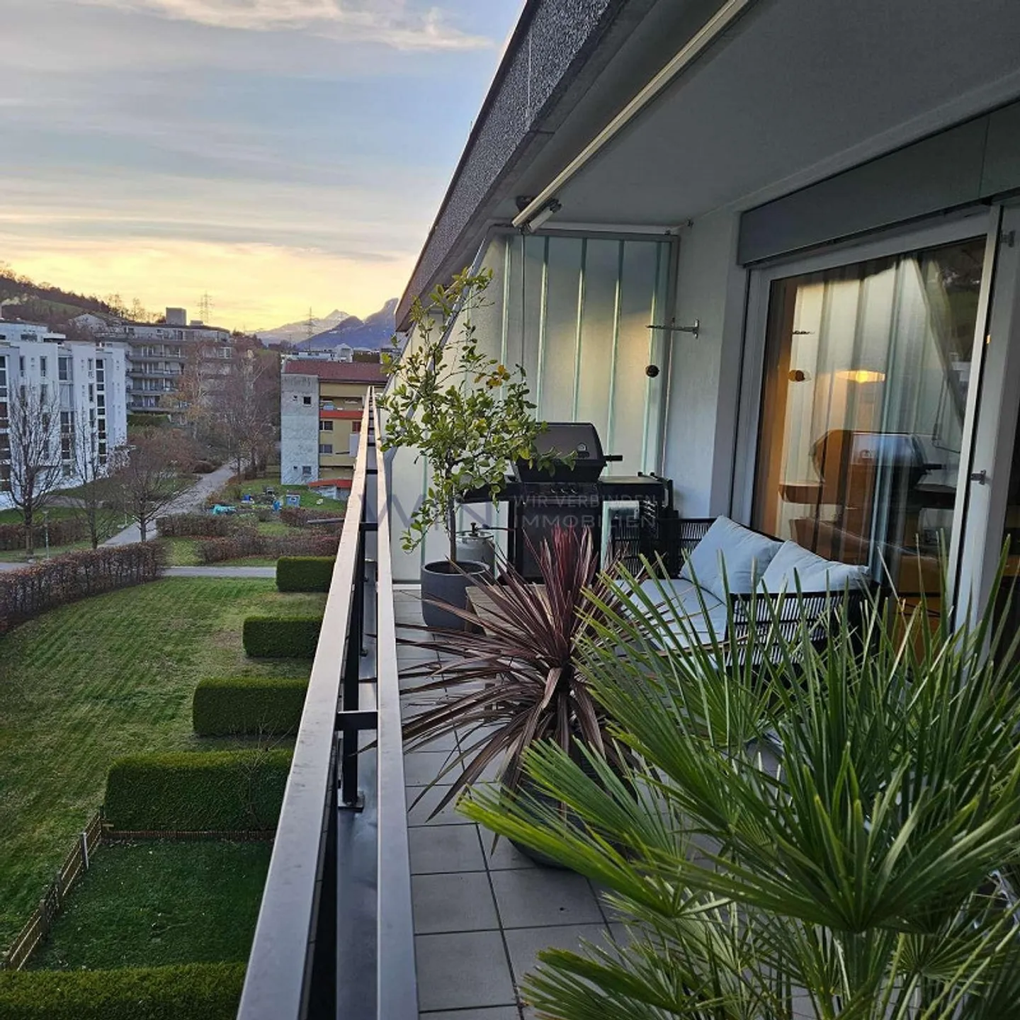 Stilvolles Wohnen mit Weitblick in die Churer Alpen - Foto 1 von 8