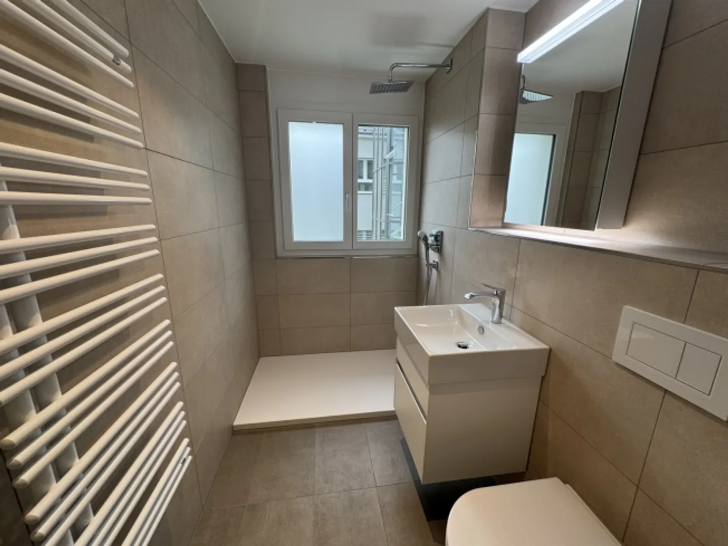 Freshly renovated and bright apartment - Photo 9 of 11