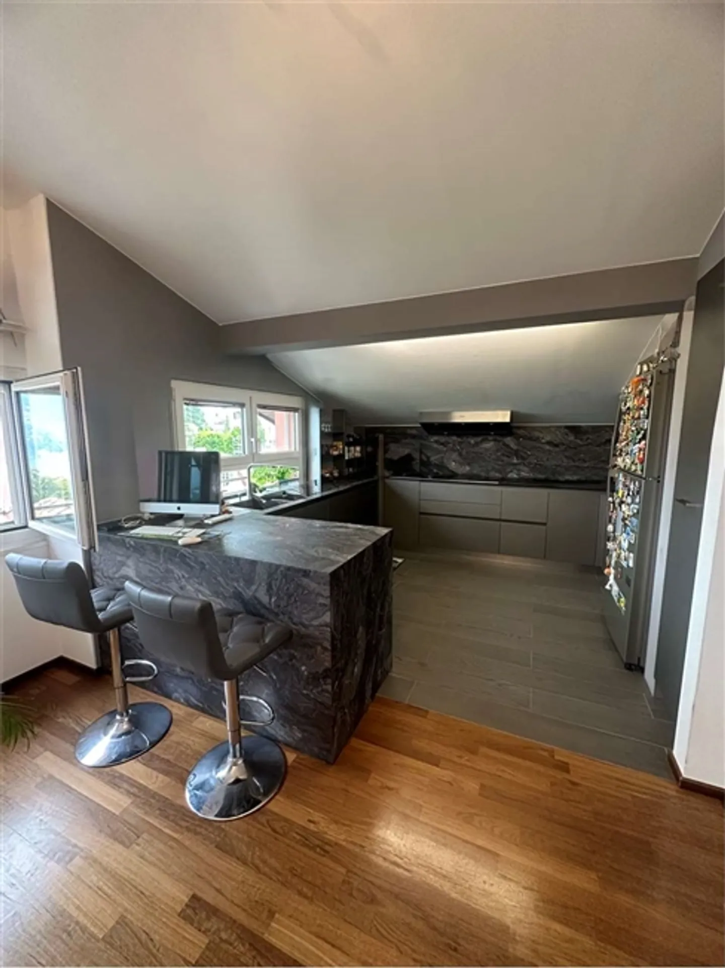 AMPIO E LUMINOSO PENTHOUSE DI 150 MQ. VISTA LAGO - Foto 4 di 20