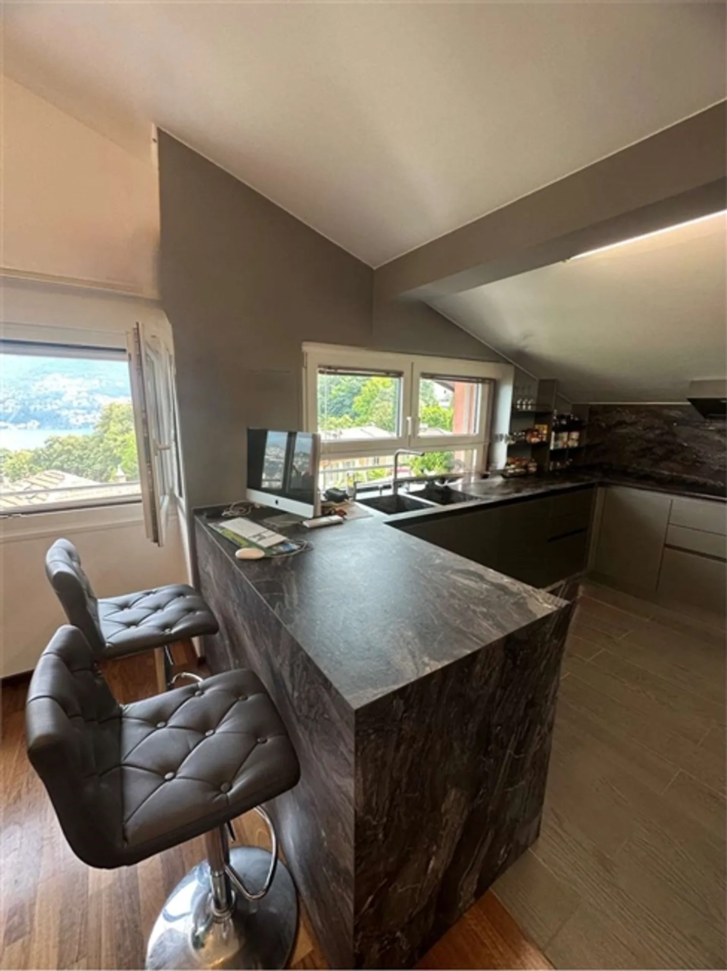 AMPIO E LUMINOSO PENTHOUSE DI 150 MQ. VISTA LAGO - Foto 5 di 20