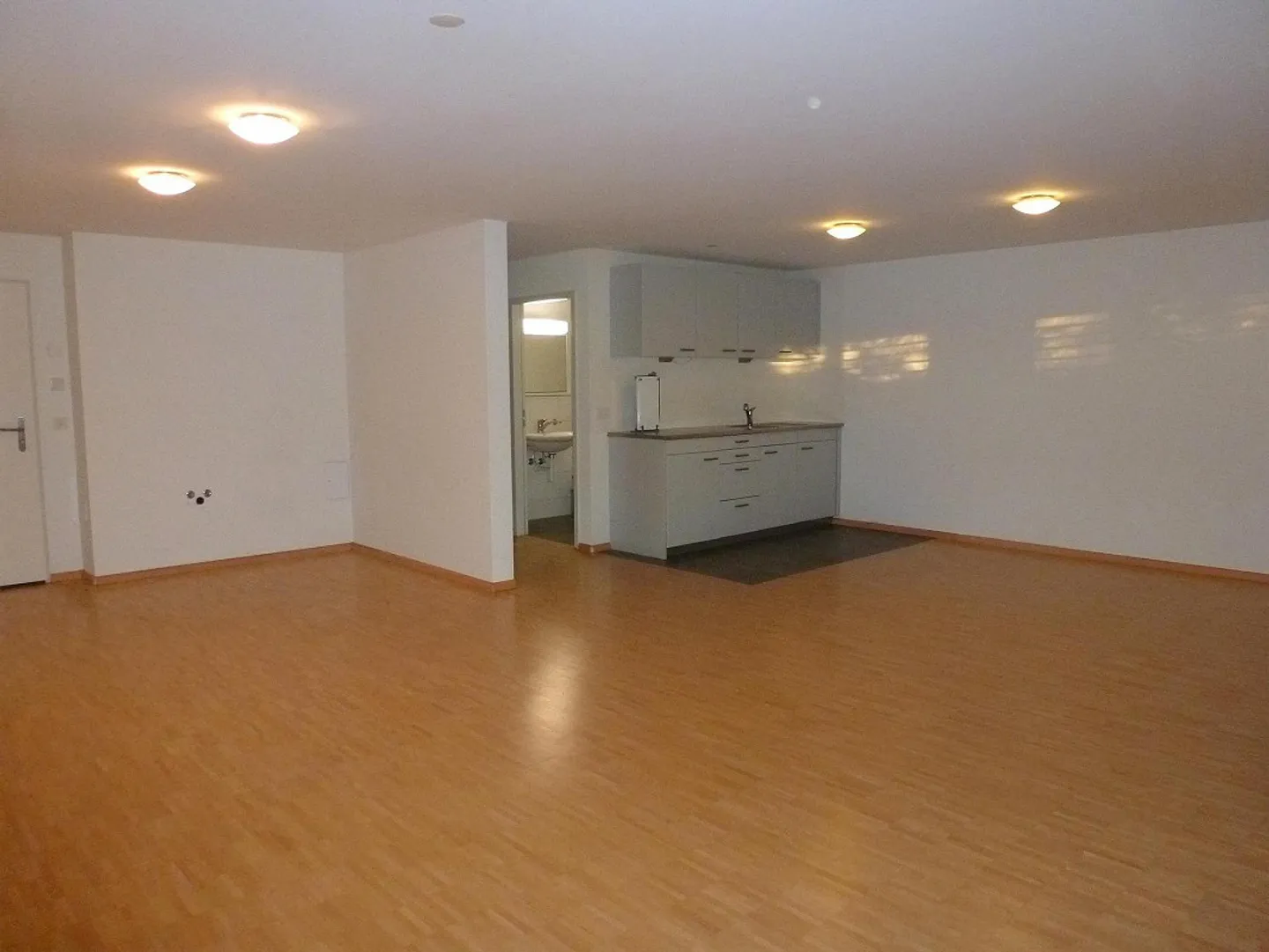 Large Studio in a Quiet Location in Riehen - Photo 2 of 6