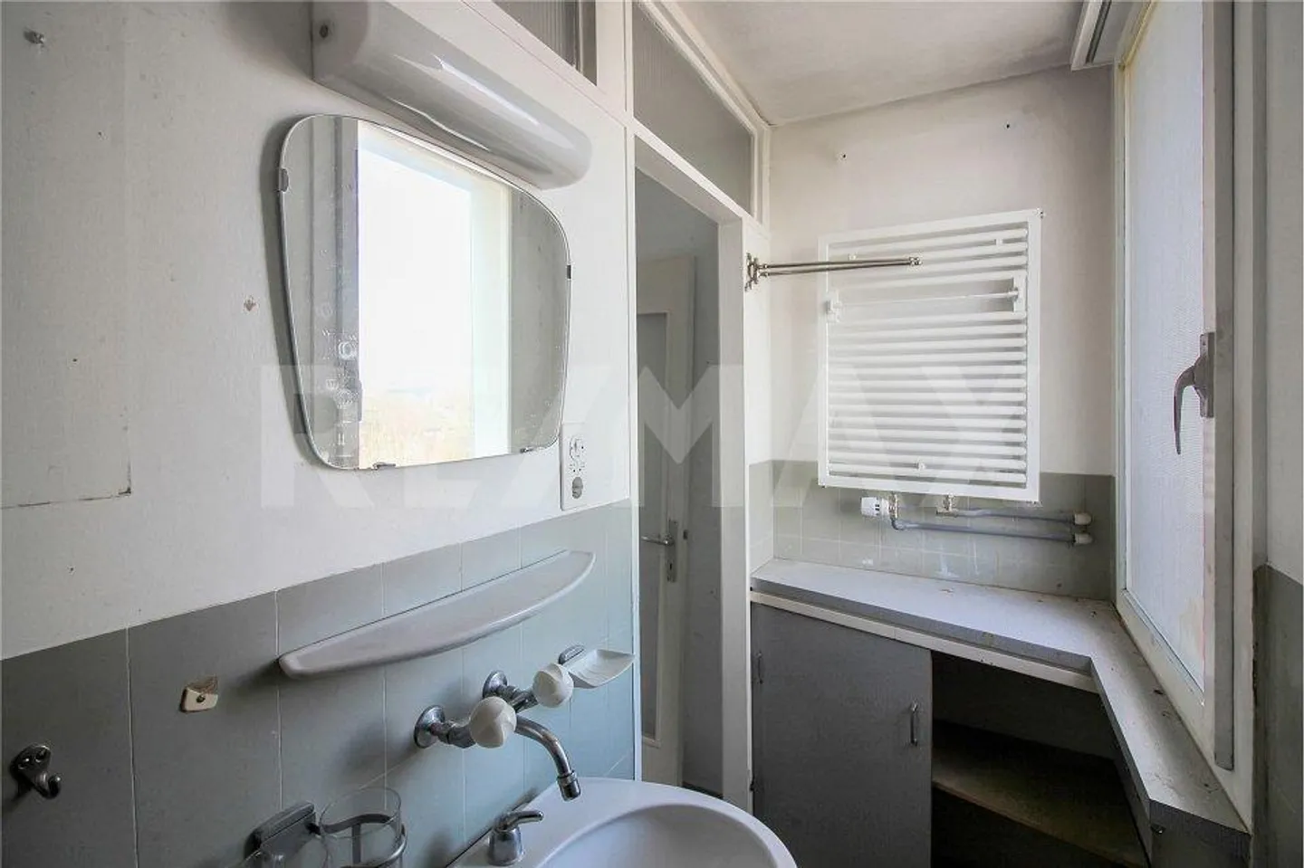 3½ Room Row House with Garage - Ideal for Renovation and Expansion - Photo 7 of 10