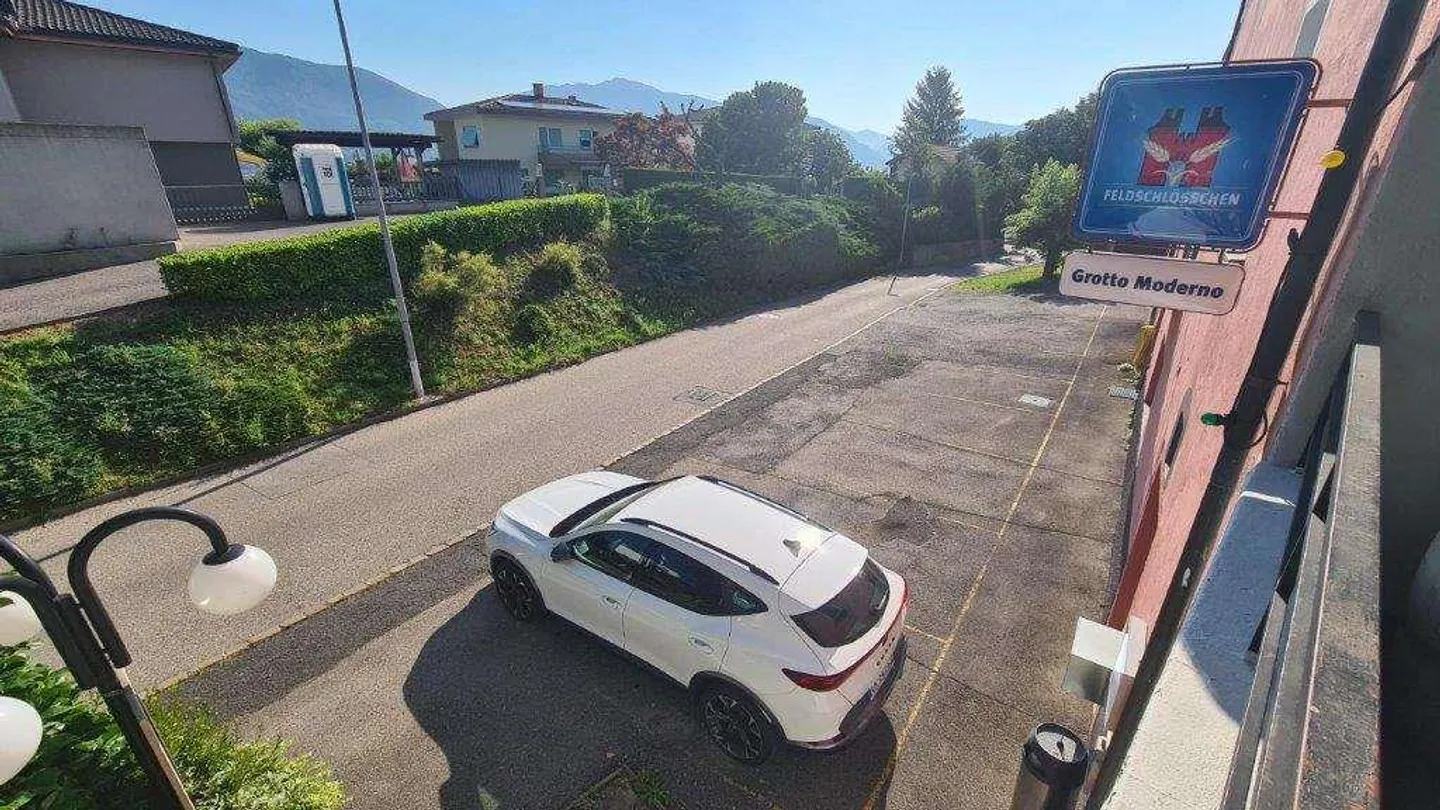 NOVAZZANO : Grand bâtiment avec ancien restaurant, 4,5 pièces et 30 places de parking - Photo 3 sur 10