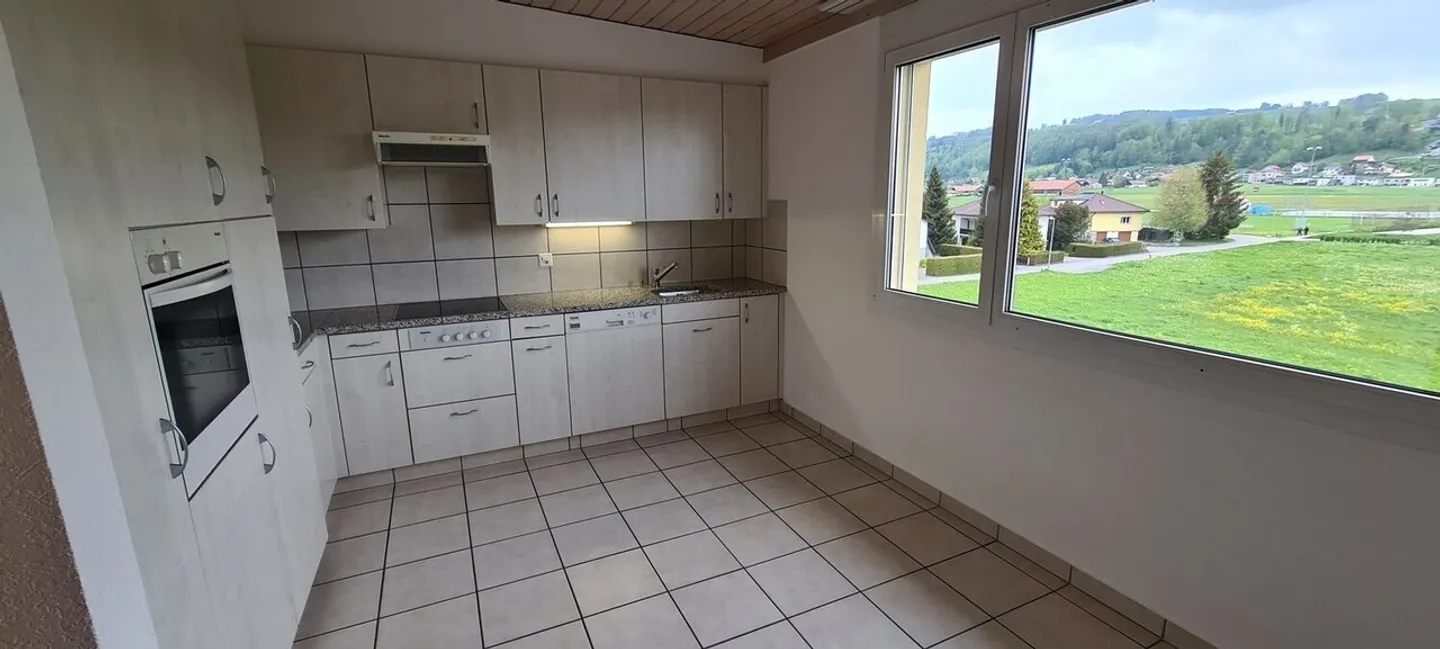 Spacious 105 m² apartment with balcony and unobstructed view - Photo 3 of 12