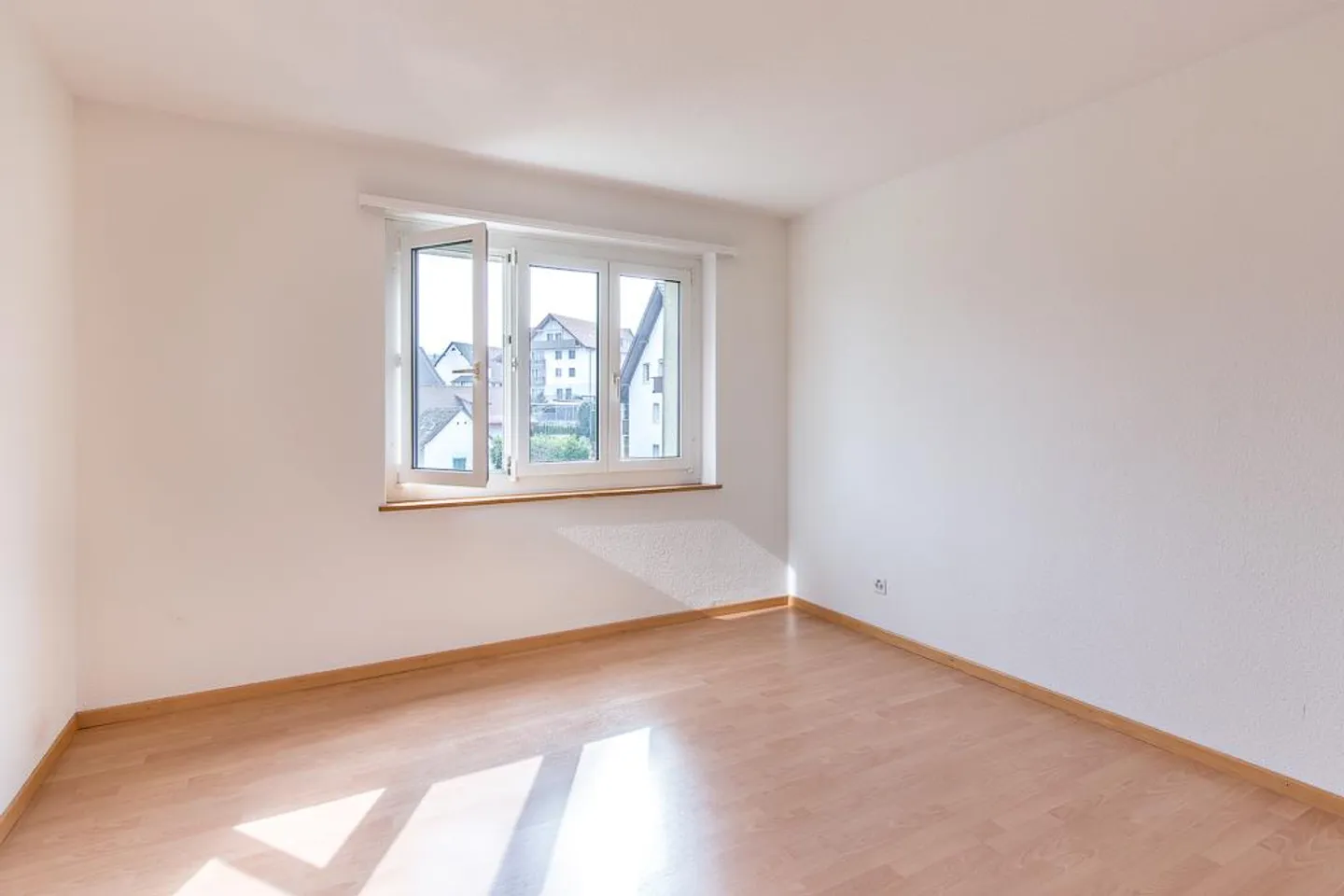 Cozy 3-room apartment - Photo 3 of 6