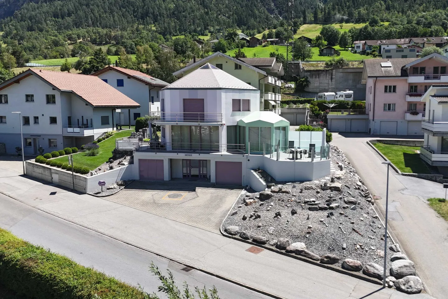 Aussergewöhnliches Einfamilienhaus in Brig Glis - architektonisch markant, sonnig gelegen und umfassend renoviert - Photo 21 of 30