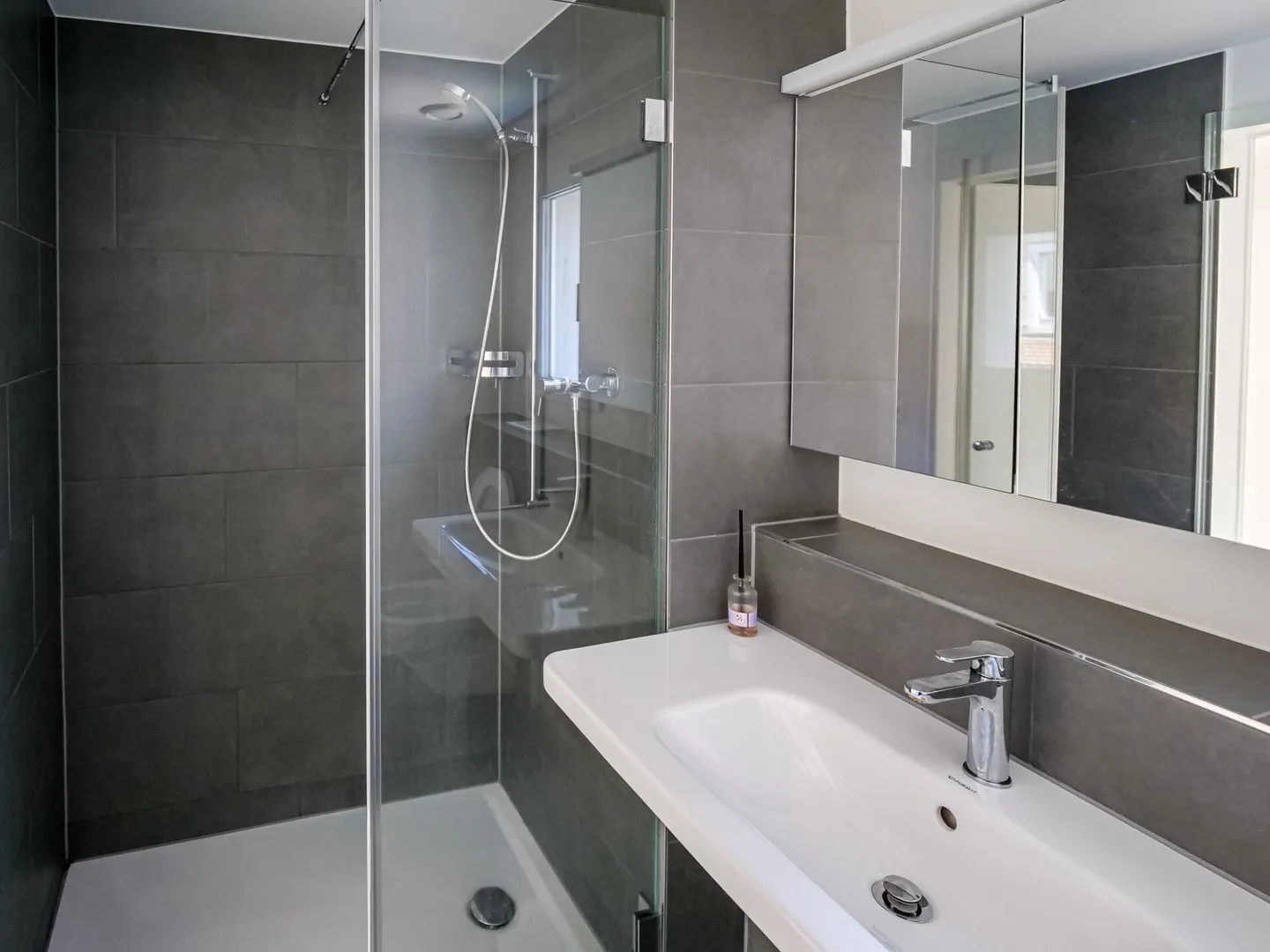 Appartamento moderno con 3 camere e grande balcone - Foto 3 di 6