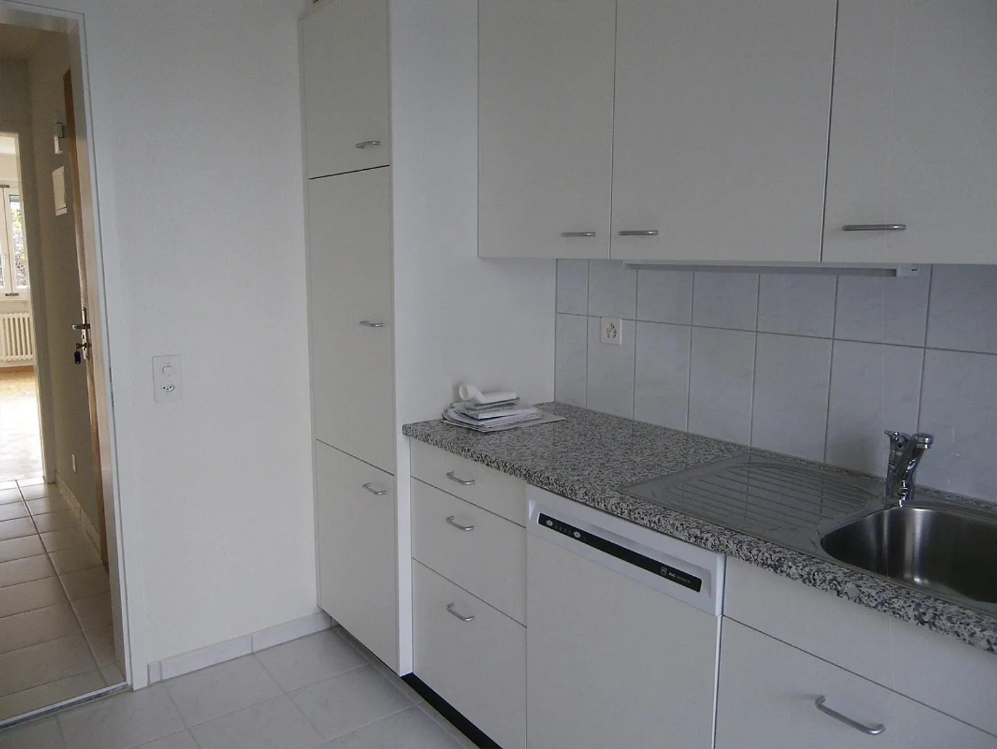 Appartement penthouse moderne de 3 pièces avec terrasse sur le toit de 50m² dans un emplacement calme - Photo 2 sur 11