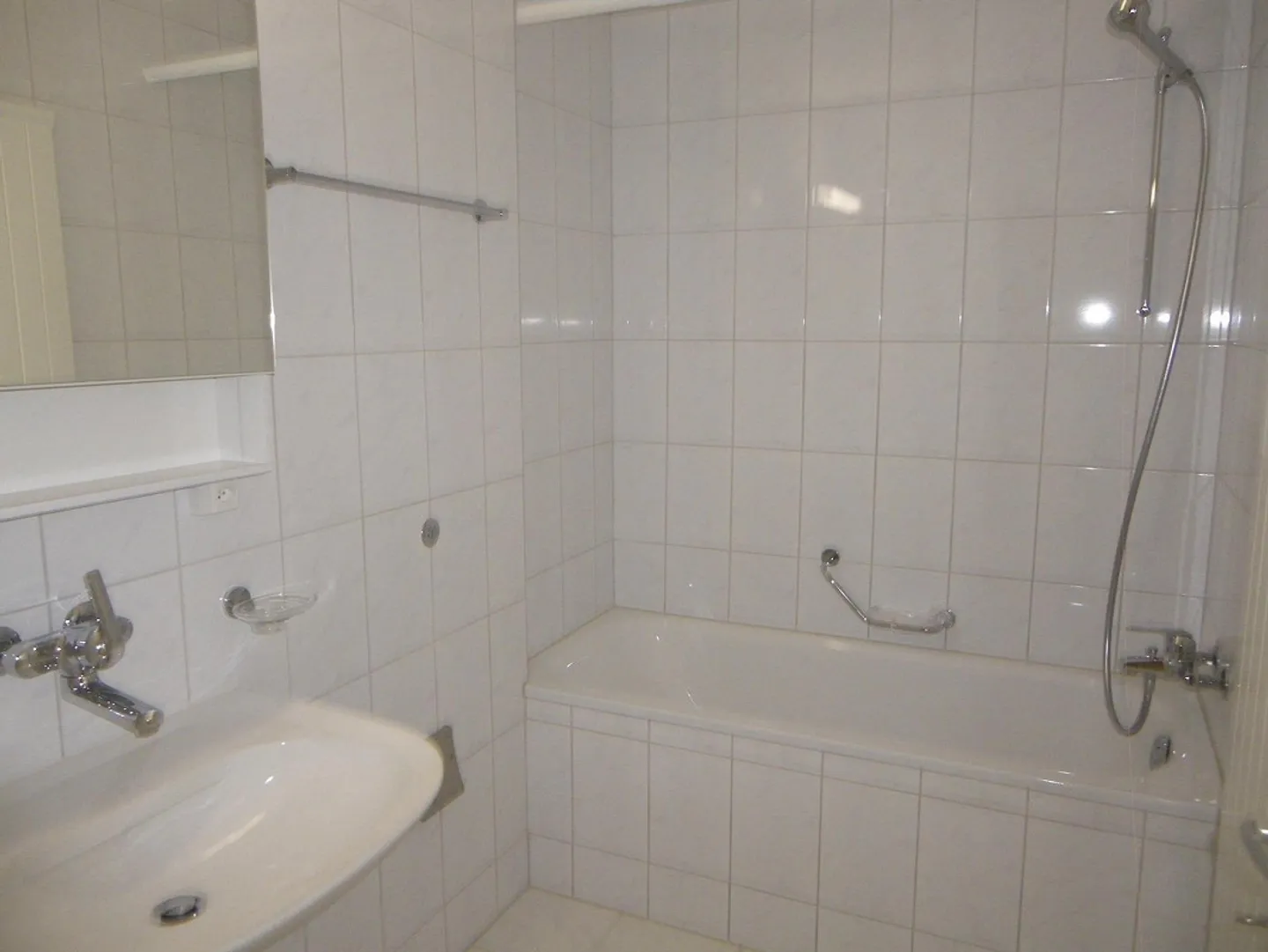 Appartement penthouse moderne de 3 pièces avec terrasse sur le toit de 50m² dans un emplacement calme - Photo 4 sur 11