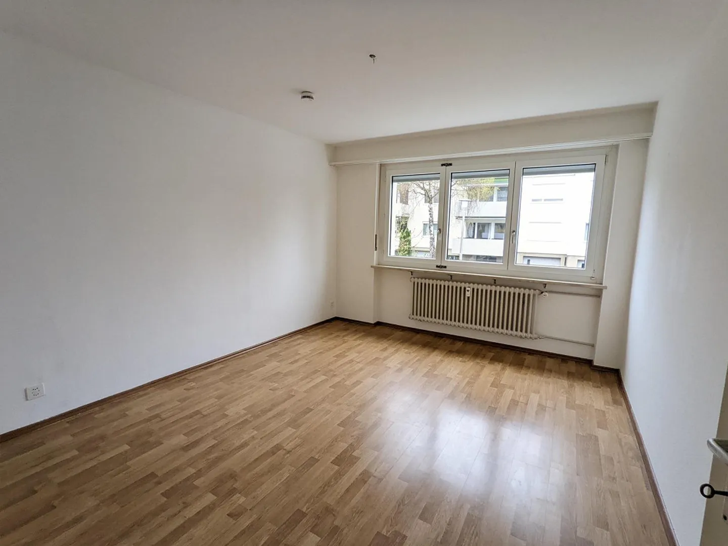 Appartement penthouse moderne de 3 pièces avec terrasse sur le toit de 50m² dans un emplacement calme - Photo 5 sur 11