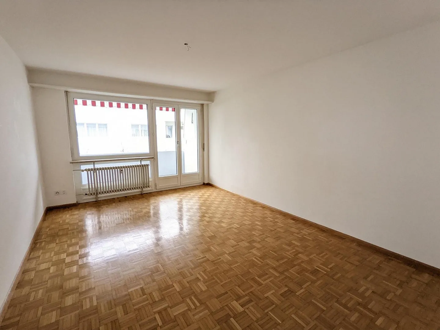 Appartement penthouse moderne de 3 pièces avec terrasse sur le toit de 50m² dans un emplacement calme - Photo 6 sur 11