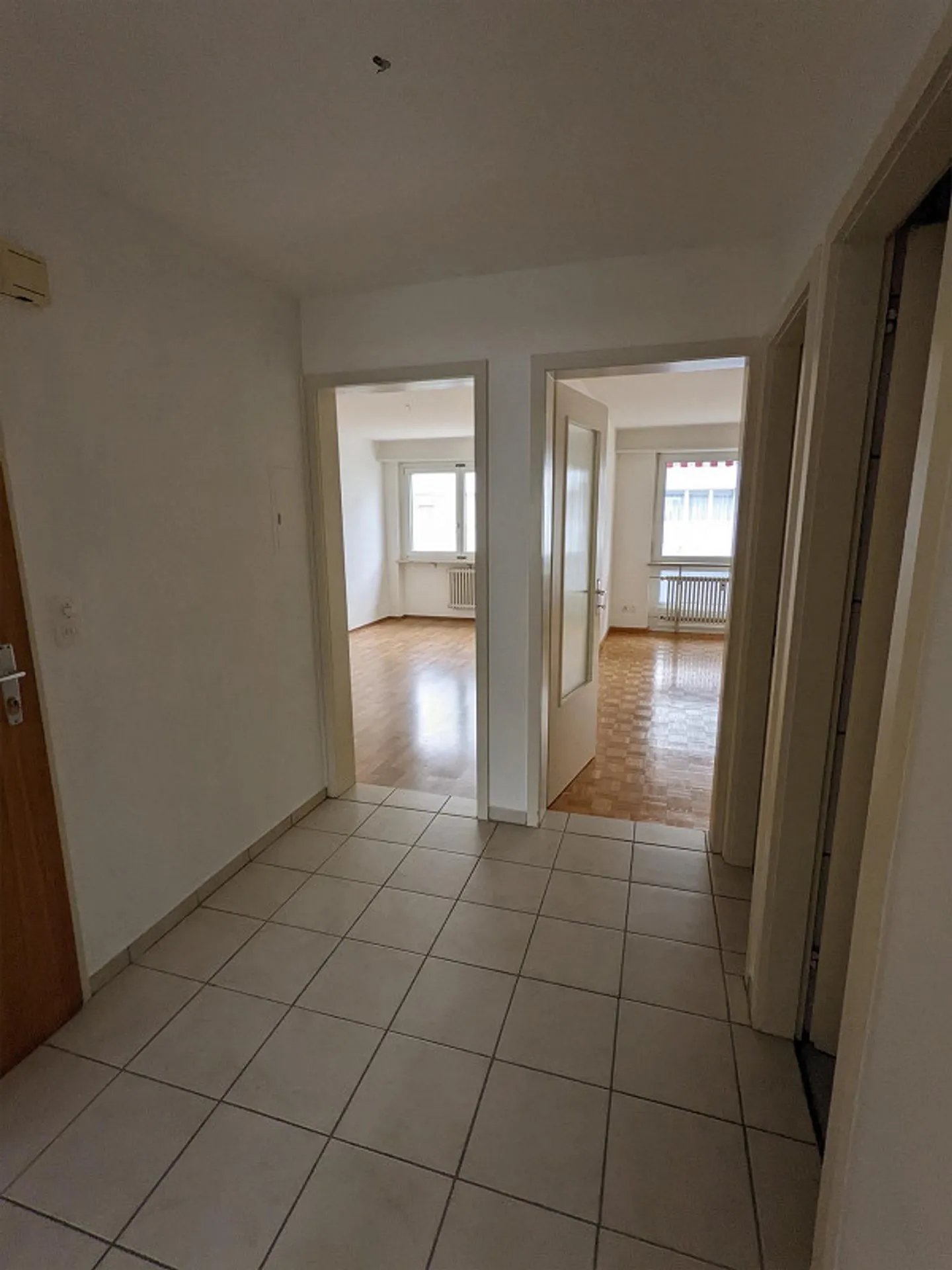Appartement penthouse moderne de 3 pièces avec terrasse sur le toit de 50m² dans un emplacement calme - Photo 8 sur 11