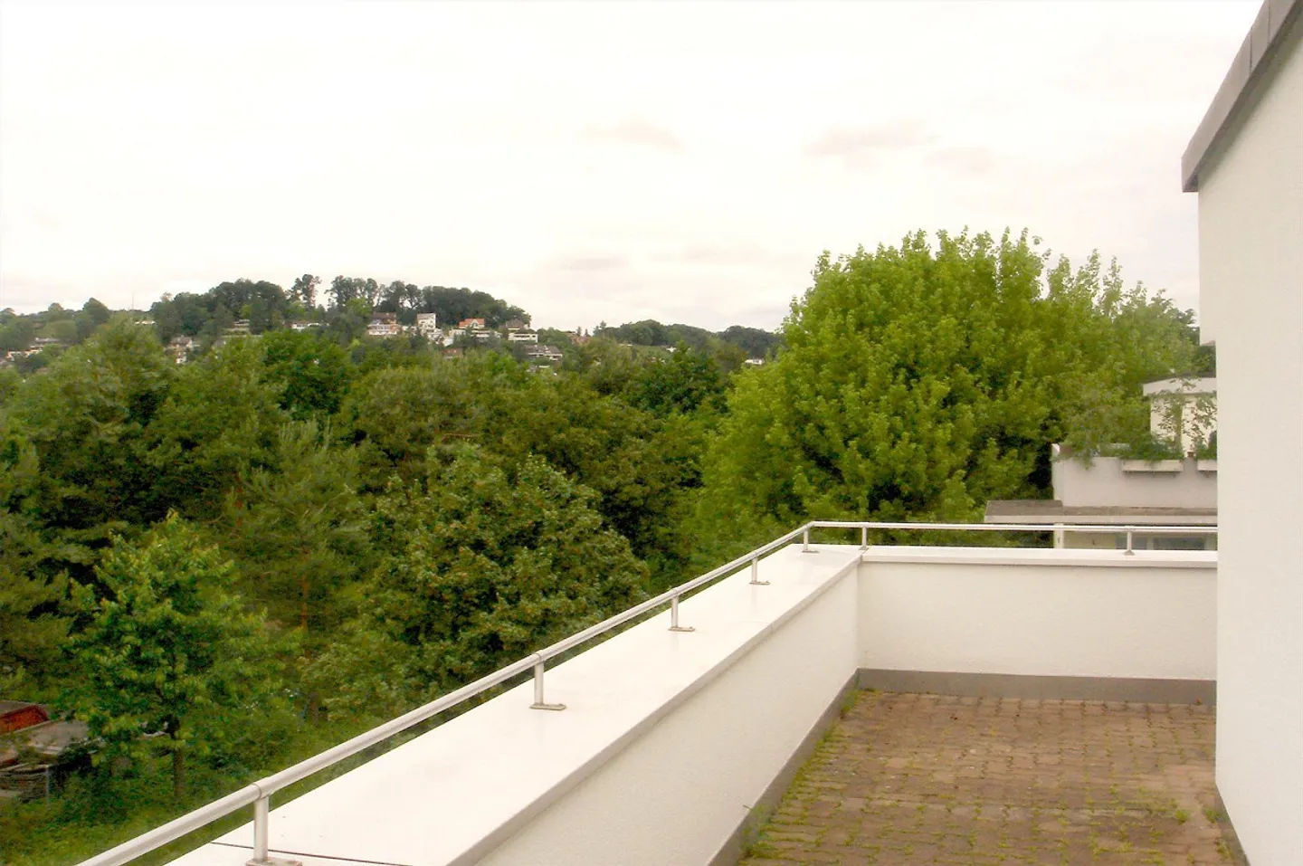 Appartement penthouse moderne de 3 pièces avec terrasse sur le toit de 50m² dans un emplacement calme - Photo 9 sur 11