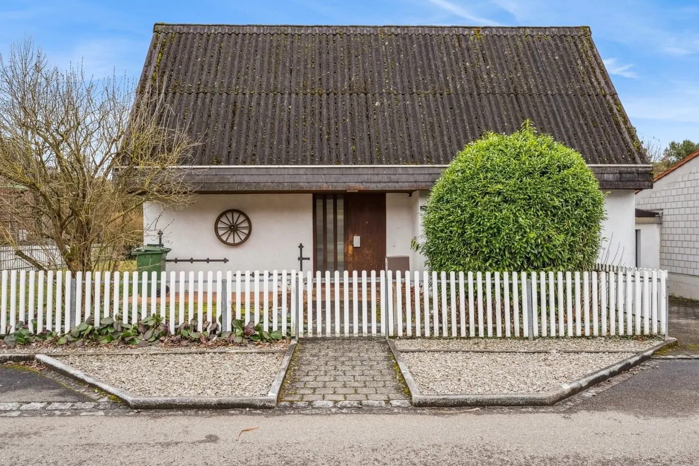 Charming Family Home with Garden - Photo 2 of 8