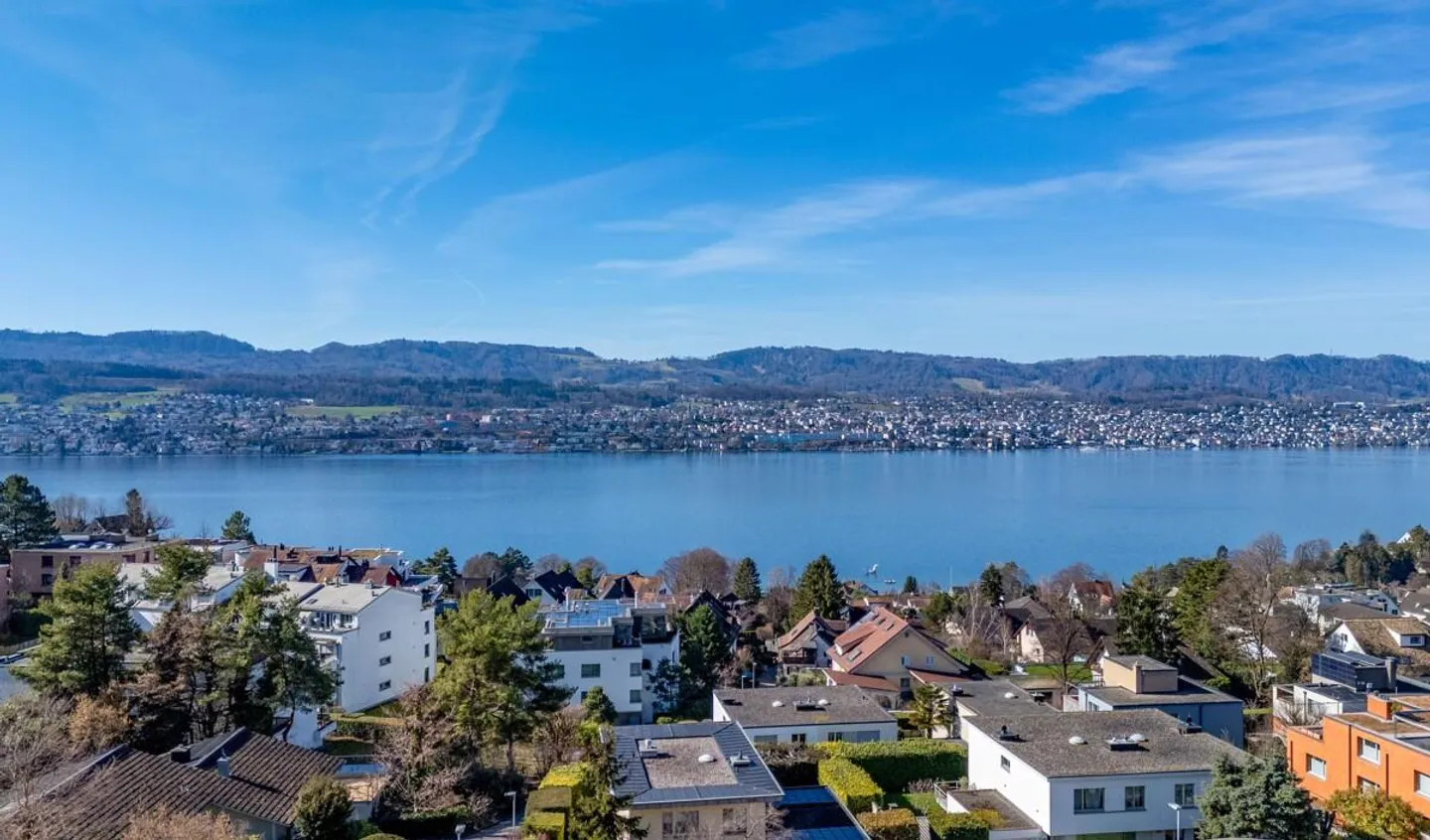 Erlenbach: Casa unifamiliare con vista mozzafiato sul lago di Zurigo - Foto 3 di 5